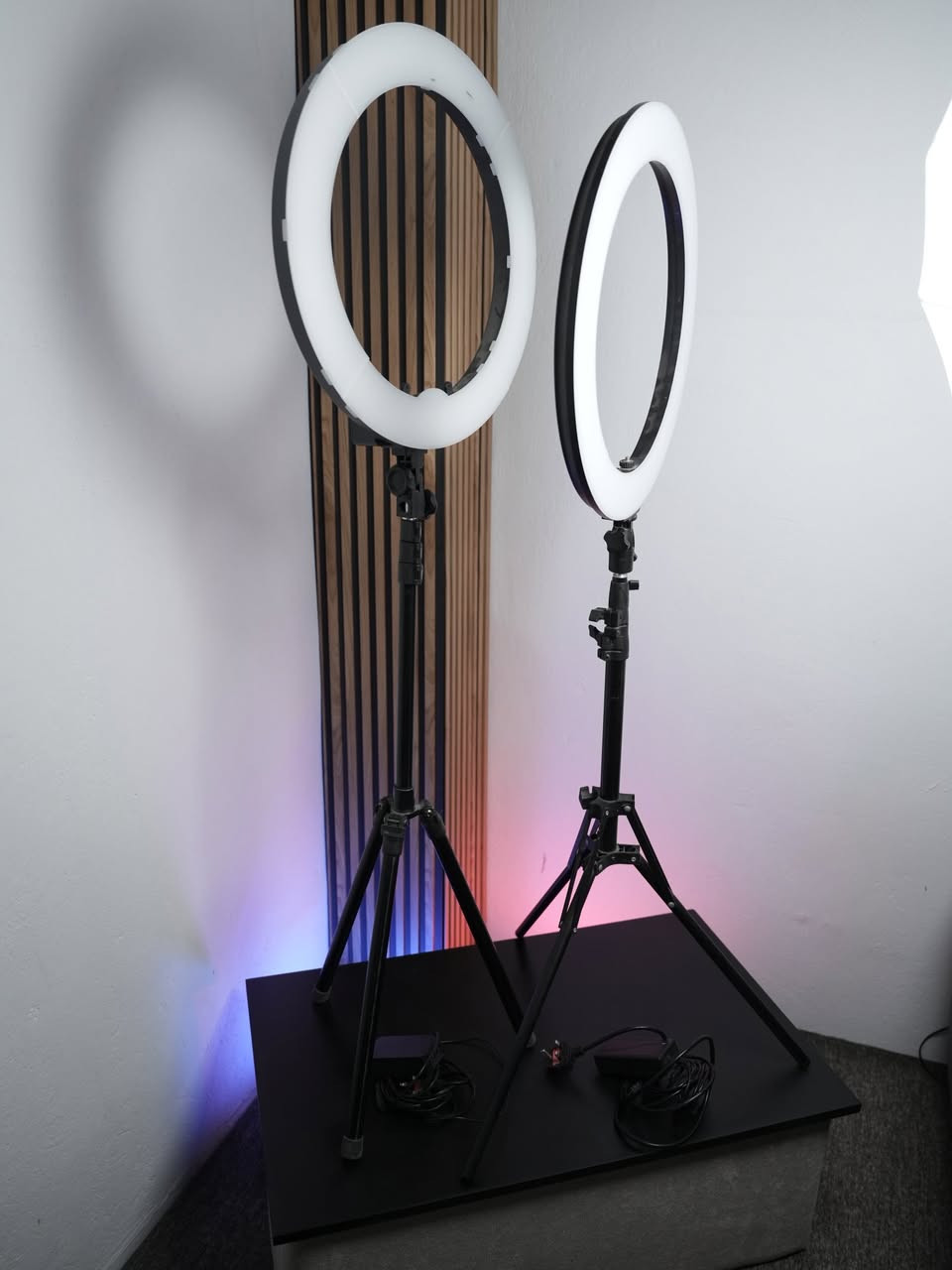 طقم رينج لايت (قطعتين) مع الحوامل - أداء ممتاز مع ذكر الملاحظات

التفاصيل:
للبيع طقم إضاءة رينج لايت مكون من قطعتين مع كامل ملحقاتهما (الحوامل والمحولات)، الإضاءة قوية جداً وممتازة لصناع المحتوى، مع وجود ملاحظات بسيطة لا تعيق الاستخدام الأساسي:

القطعة الأولى: تعمل بكفاءة عالية، لكن زر التشغيل البلاستيكي مكسور (كما هو موضح بالصور)، ومع ذلك يمكن تشغيلها والتحكم بها بسهولة دون أي مشاكل تقنية.

القطعة الثانية: تعمل بشكل ممتاز عند التشغيل، لكن بعد مرور حوالي 10 دقائق تنخفض شدة الإضاءة تلقائياً (ربما بسبب حرارة أو جهد كهربائي)، وتحتاج لإعادة ضبط.

الحوامل: متينة ومستقرة جداً وقابلة لتعديل الارتفاع.

الخلاصة: الطقم فرصة ممتازة لمن يبحث عن إضاءة احترافية بسعر مخفض جداً بسبب هذه الملاحظات البسيطة التي يمكن التعايش معها أو إصلاحها بسهولة. كالار, السليمانية


**إذا كنت صاحب هذا الإعلان وتريد حذفه لأي سبب، رجاءا أرسل رسالة إلى الدعم الفني**