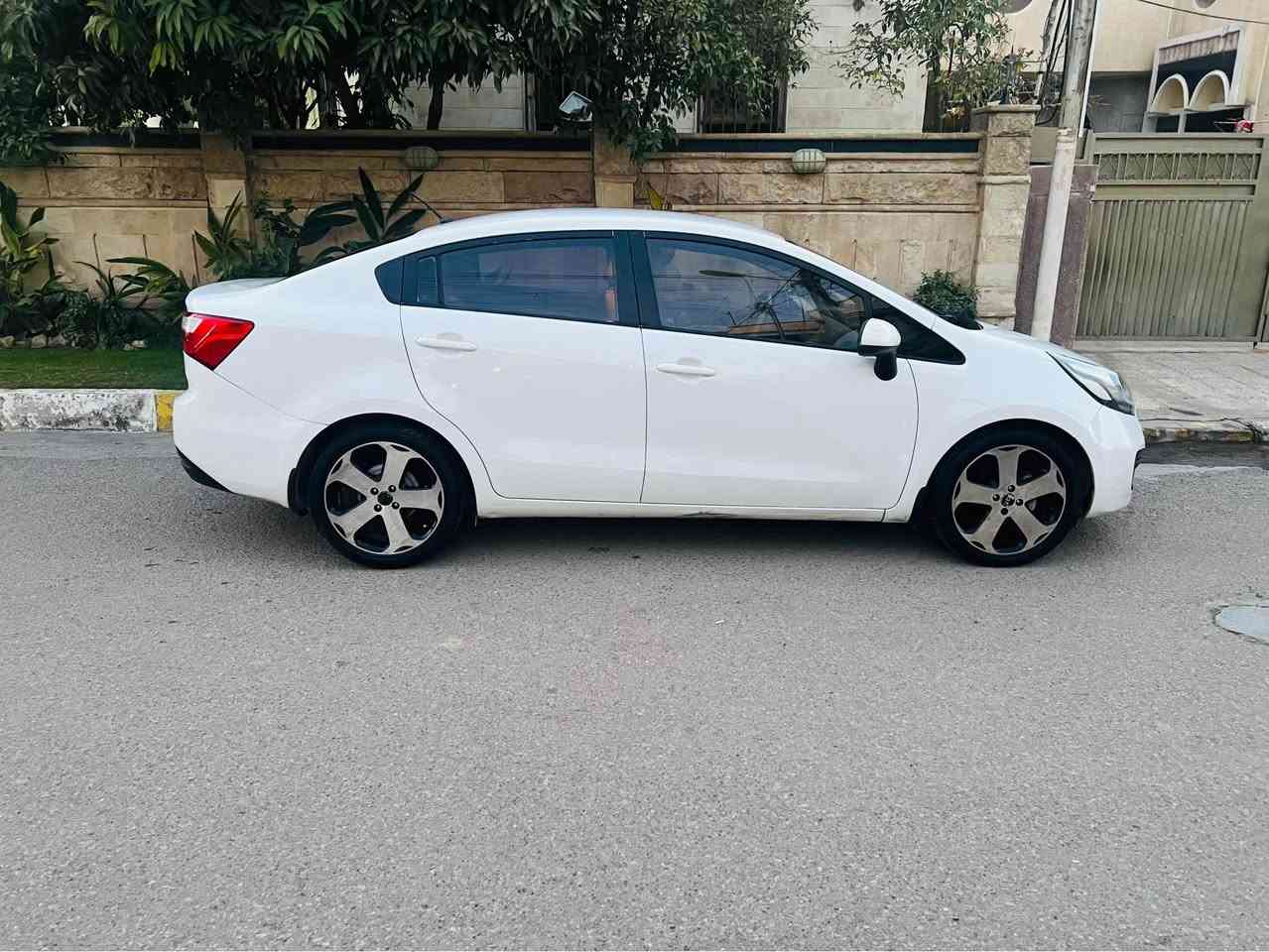 السلام عليكم 
كيا ريو موديل 2012 خليجي 
بدون حادث بدون صبغ 
مكينه 1600ابشرط 
كير بشرط
رقم أربيل 
مواصفات معروفه 
5 ويل كب 
 السعر 96 بيه مجال قليل 
الشراي يتصل *********** 
عنوان بغداد غزاليه بغداد, العراق
