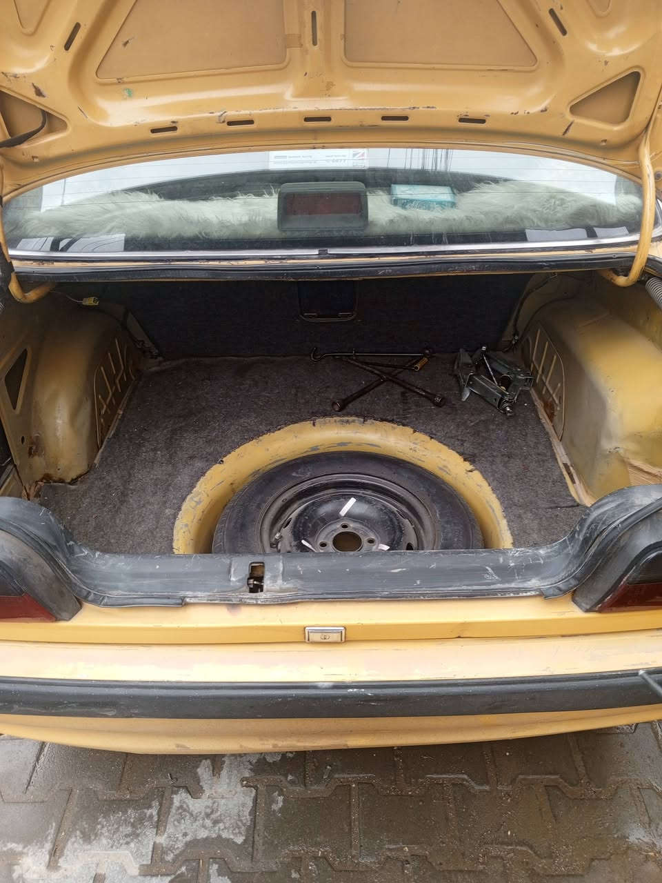 سلام عليكم بيجو بارس 2015 للبيع او المراوس باحدث كير مكينه خير من الله تخم تاير بور ستيرن جديد باتري جديد داينمو جديد تبريد ثلج كير فرنسي نمره طويله صدرها نضيف كلج جديد السياره ما عوزها ربع تخذها كبل للشارع السياره معروضه ب 47 وبيها مجال بسيط كلش مكاني بغداد الجديده شارع المسبح 
***********
***********
