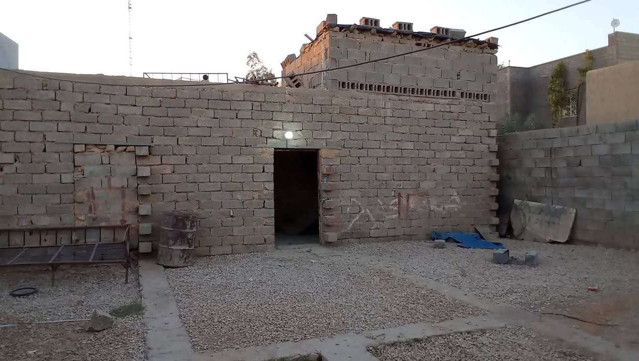 المساحة الكلية / ٢٥٠ م

كما موضح بالصور ادناه 

المحتويات :-

غرفتين نوم 

ممر داخلة مطبخ 

صحيات داخلية 

مخزن خارجي 

السعر / ٢٦ مليون و بي مجال بسيط

للتواصل ***********
