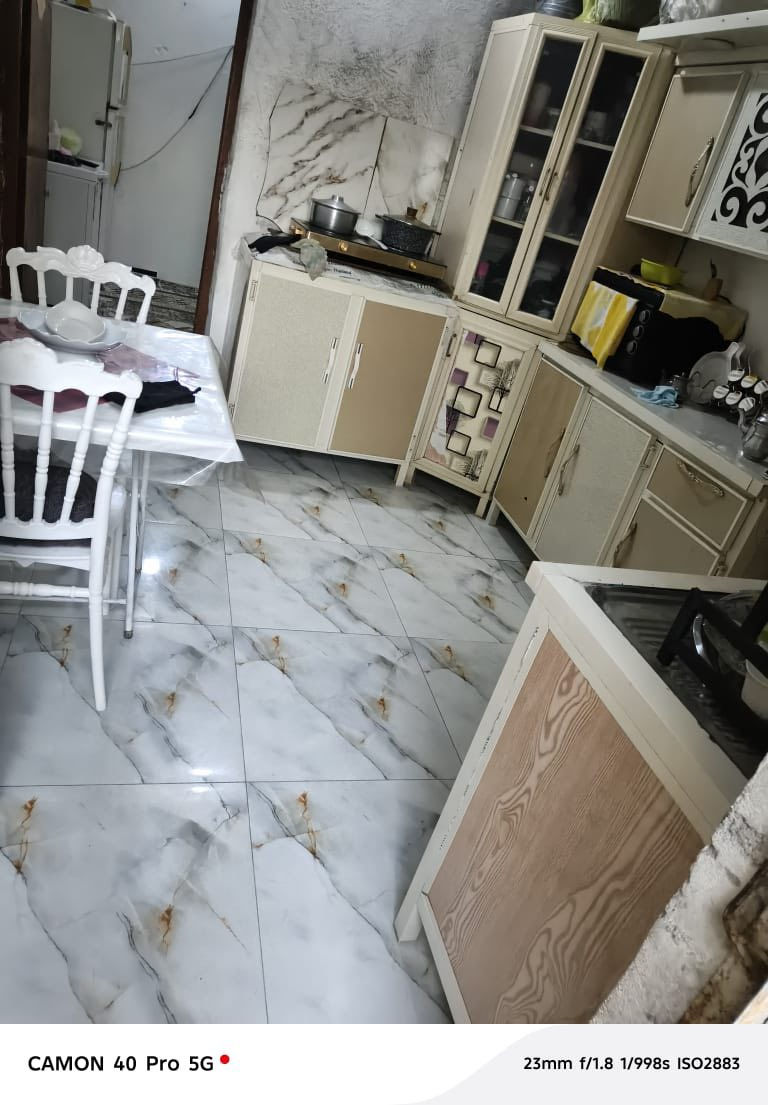 السلام عليكم بيت تجاوز للبيع بيت زغير المساحه 50متر سعر 8 العنوان حي المهندسين خلف مول قمر المنير بي عرفه و صاله و مطبخ وحمام وتواليت مشترك مو تجي وتكلي احنه سبع نفرات ماكفي جاي اكلك بيت زغير يعني مشتمل ***********
