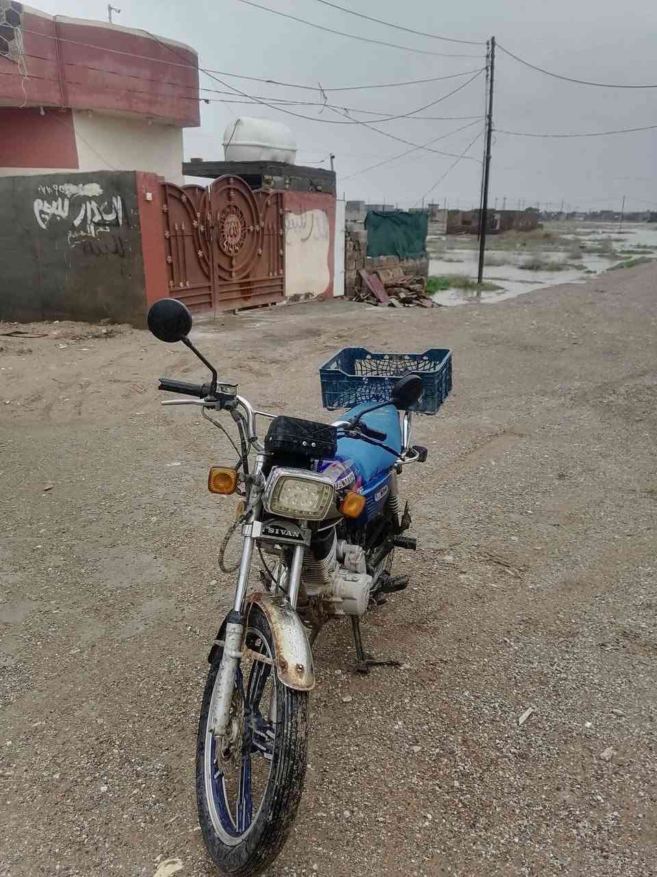 السلام عليكم دراجه سيفان للبيع  موديل 2021 
أوراق كامله الدراجه كامله سعر 390 بيه مجال مكان ديالى الغالبيه رقم ***********
