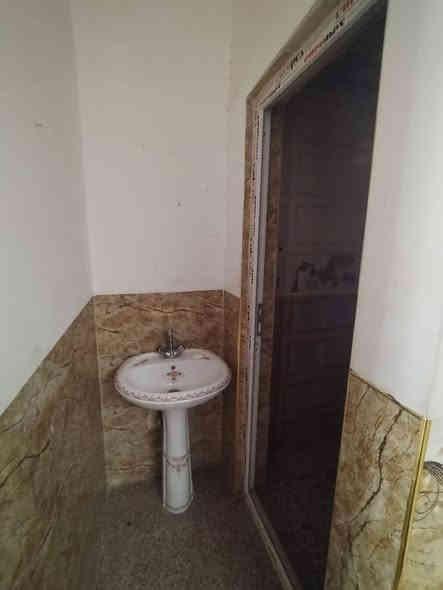 بيت للبيع او للايجار في حي النواب  واجهة 5 متر طابق واحد البناء بلوك حديث كامل الخدمات ماء كهرباء ومجاري عرض الفرع 8 متر قريب الشارع العام 
السعر 78 مليون 
للاستفسار الاتصال على الارقام التالية :
***********
***********
