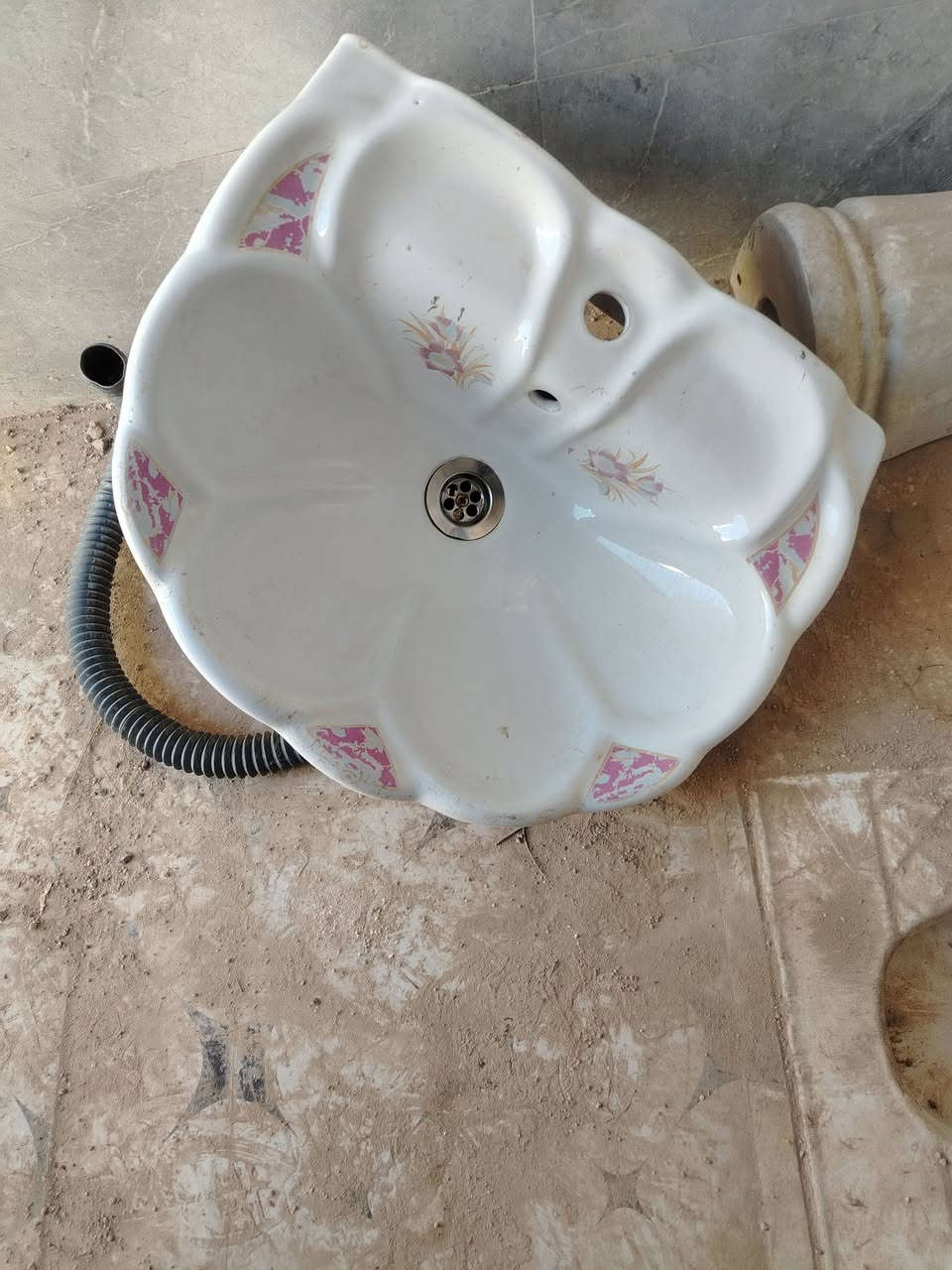 السلام عليكم أهل جبله عنده ليوم خزان أبو الفين ونص وسخان كامل ومغسله للبيع المكان جبله *********** @إشارة @

