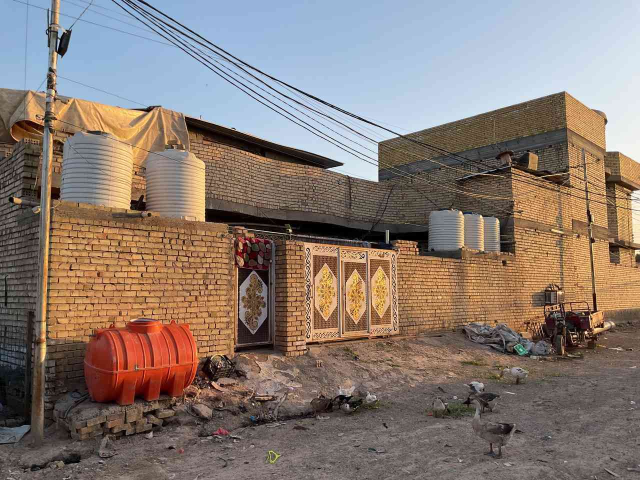 سلام عليكم بيت للبيع مساحه 300 متر ركن طابوو صرف مكانه بالطليبات اخير النهروان قريب عل شارع العام البيت بي صاله جبيرة واستقبال جبيرة ومعزوله عن البيت حتئ صحياتها وحدها وغرف 3 ومطبخ حار وبارد بيت چبير خير من الله مال عائله چبيرة للاستفسار اكثر اتصال عل هذا الرقم *********** ابو علي
