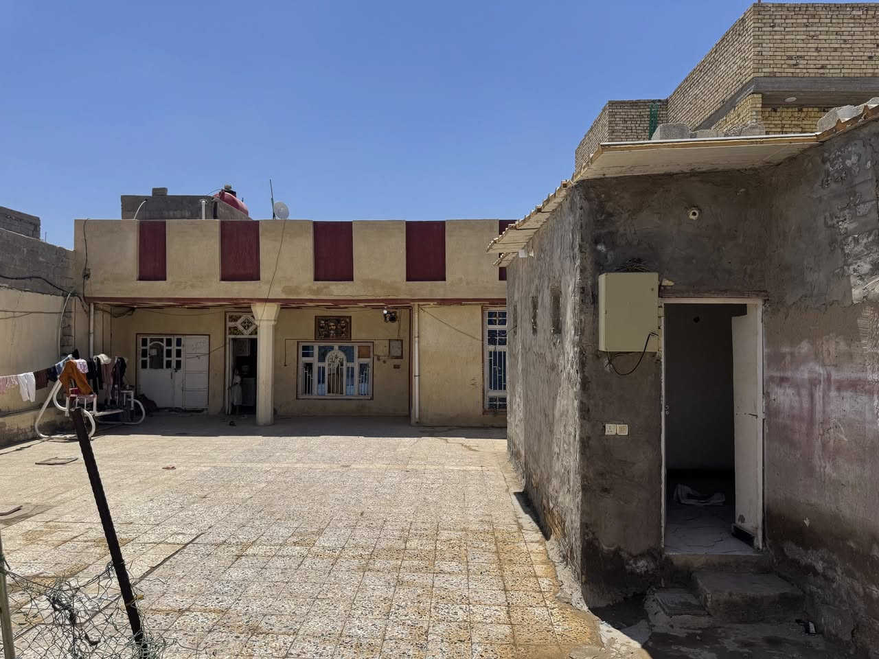 للبيع دار مميز في حي الحكيم
دار مساحة ٥٠٠ متر، موقع ممتاز قرب أبر ستار العايدي ونزلة بيت أخليفة على شارع تجاري، مناسب للسكن أو الاستثمار.

✨ مواصفات الدار:
• مشتمل خارجي معزول
• ٤ غرف واسعة
• استقبال
• هول كبير
• مطبخ
• تصميم مرتب ومساحات مريحة

📍 الموقع: حي الحكيم – شارع تجاري وحيوي وقريب من جميع الخدمات.

💰 السعر: ١٠٥ مليون وبيه مجال 

📞 للاستفسار والمشاهدة. ***********
