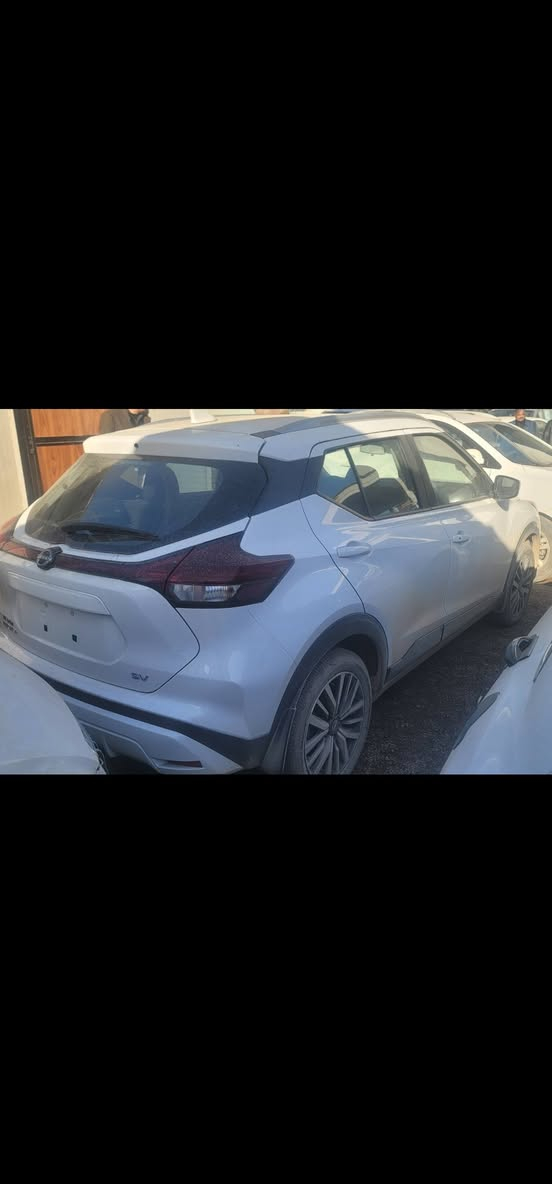 السلام عليكم نيسان  ٢٠٢٣ سيارة جديدة كلش مال جناي مماشية ٢٠٠٠ميل فقط ضررهافقط باب سائق مبدل بلادي والباقي مكفول سعرها ١٤٣ وبيها مجال ***********
