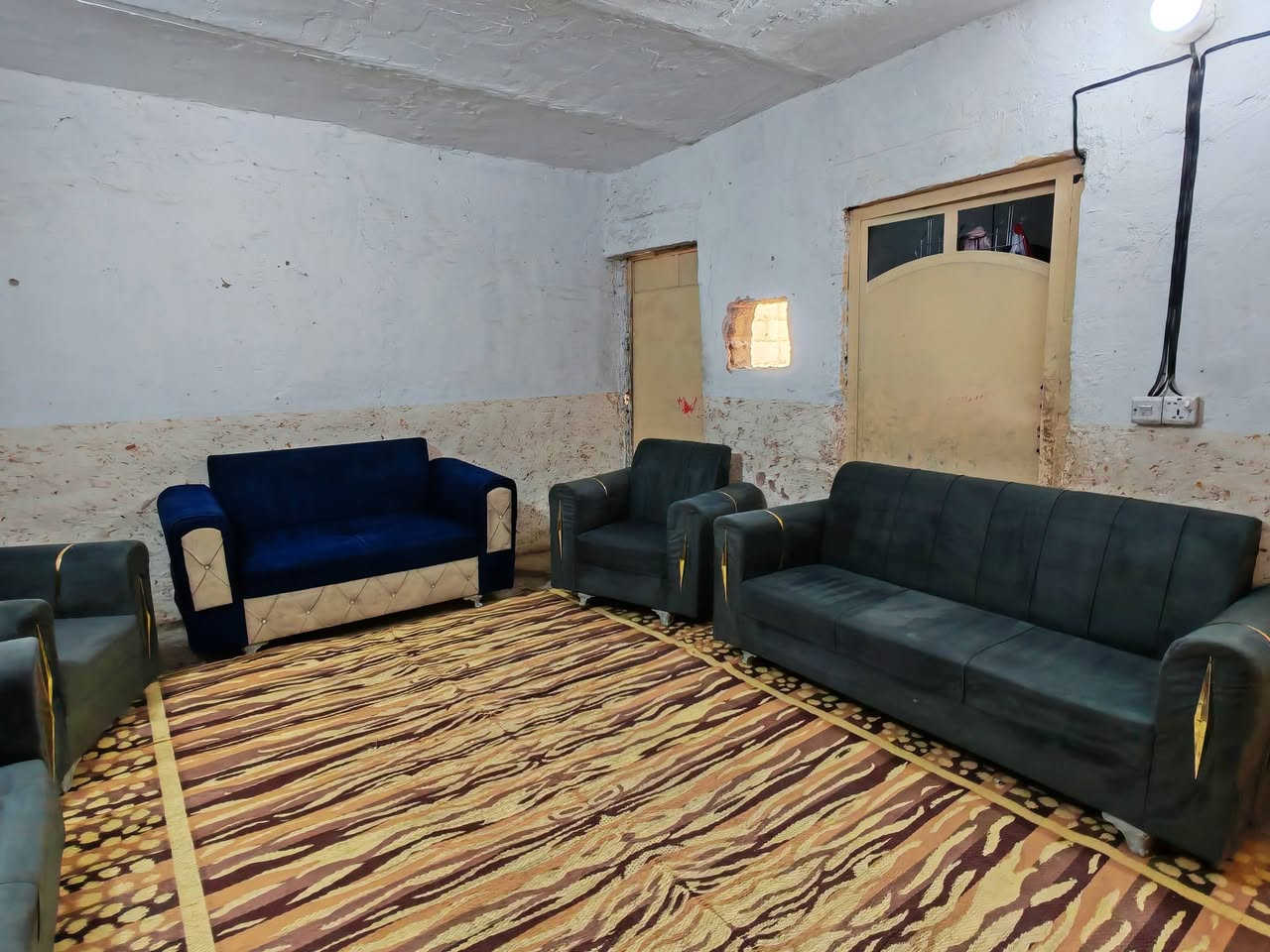 تخم عشر مقاعد حيل نضيف مابي اي ضرر السعر 215 العنوان الكاضميه يوجد توصيل بكروه ***********
