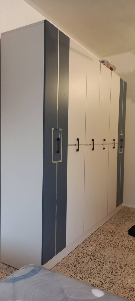 السلام عليكم غرفة للبيع 5 قطع كنتور 6 بيبان جديدة ما مستعملة ابد للأمانة اشتريته قبل سبوع ب 625 مع النقل والشد وسعر البيع حالياً 475 وبيه مجال بسيط.. هذا رقمي ***********
