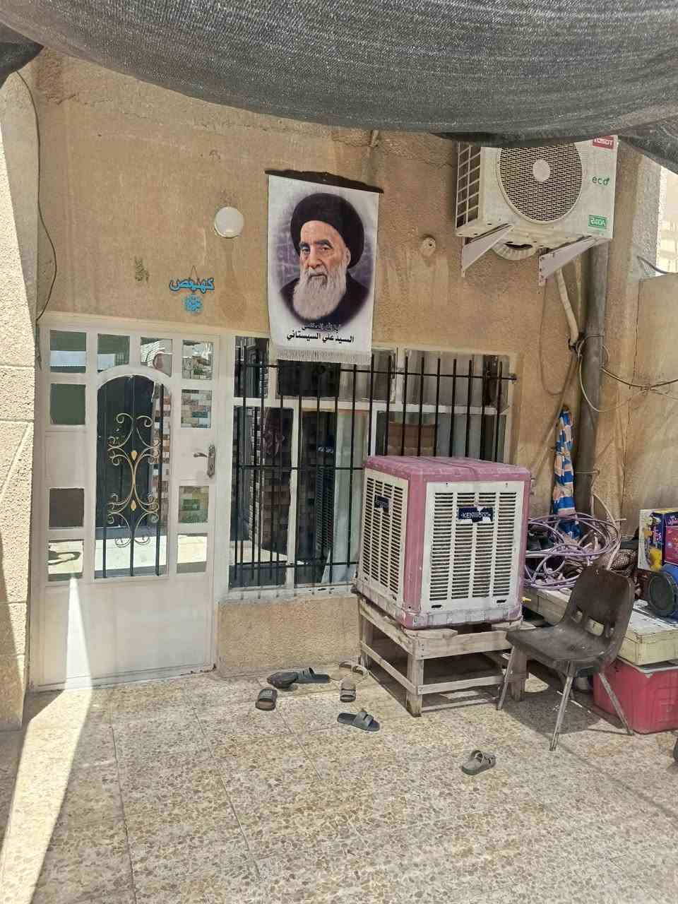 السلام عليكم 
دار للبيع المساحه 80م بحي العامل شارع 84 مجاور مجمع الوركاء الطبي يحتوي على صالة وغرفة ومطبخ ومنور وصحيات والطابق الثاني غرفتين وصحيات للاستفسار الاتصال على الرقم ***********
