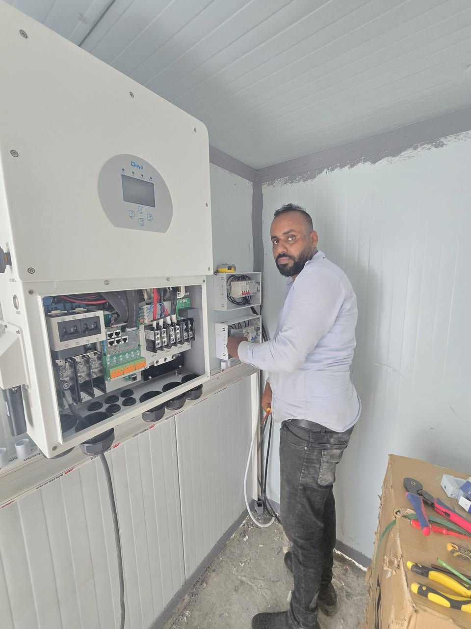 تم تجهيز وتنصيب منظومة طاقة شمسية ( سكني )
بقدرة 16940W اي مايعادل (70Aنهاري – 40A ليلي )
في الموصل / ناحية الكوير
   قريه ابو جرده

وتتكون المنظومة من :
• ألواح شمسيةبقدرة 620W نوع LONGI
• انفيرتر عدد ( 1 ) نوع Deye العملاق
• بطارية ليثيوم عدد ( 4 ) حجم 16K نوع فولت كايد حصرا
• بورد AC متكامل من قواعط دورة مع فيوزات مع مانع صواعق ارضي
خدماتنا في منظومة الطاقة الشمسية :
• ضمان الألواح ( 15 ) سنة وتدوم اكثر من ( 25 ) سنة
• ضمان البطاريات ( 5 ) سنة وتدوم اكثر من ( 10 ) سنة
• ضمان انفيرتر ( 5 ) سنة وصيانة مجانية ( 1 ) سنة كامله
• اعداد الكشف وتقديم الاستشارة المجانية
• التجهيز والتنصيب والتشغيل

توفر هذه المنظومة حلاً فعالاً ومستداماً لتأمين احتياجات الكهرباء مما يساهم في تقليل التكلفة والحفاظ على البيئة إذا كنت تبحث عن حلول طاقة موثوقة وفعالة , تواصل معنا الآن لتقديم الاستشارة المجانية ومناقشة احتياجاتك الخاصة .

العنوان : فروعنا منتشرة في كافة محافظة نينوى :

ناحية الكوير 

الموصل - حي الرفاعي - سايدين القسم
 
سهل نينوى - سايدين موصل كركوك

للطلب والاستفسار اتصل بنا على الأرقام التالية :
سرمد_
 ***********_***********
0773699682 -*********** /
*********** -*********** / 
==================================
نذكركم بأن فريقنا الهندسي والفني مستعد لتجهيز وتنفيذ كافة فئات مشاريع منظومات الطاقة الشمسية في محافظتنا العزيزة وجميع اعمالنا مشمولة بالضمان الحقيقي .
سرمدللطاقه الشمسيه 
الوكيل الحصري لـ شركة VOLT GUIDE
جـــودة - ابـتـكـار - ضـمــان

