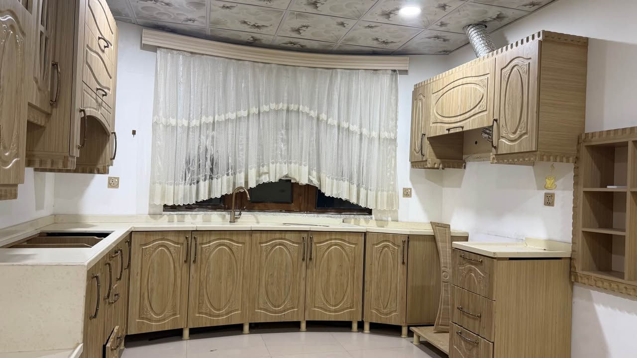 ئەم کەوتەرە دیزاینێکی جوان و ڕێکوپێکی هەیە کە  لە ڕەنگی دارین دروستکراون و شێوەی کلاسیکیان هەیە.    
سەر میزی کەوتەرەکە سپی و سادەیە و بە شێوەی L دروستکراوە، بە گشتیکەوتەرەکە نوێ و گونجاوە بۆ ماڵێک کە دەتەوێت ڕێکوپێک و جوان بێت شمشمل, السليمانية


**إذا كنت صاحب هذا الإعلان وتريد حذفه لأي سبب، رجاءا أرسل رسالة إلى الدعم الفني**