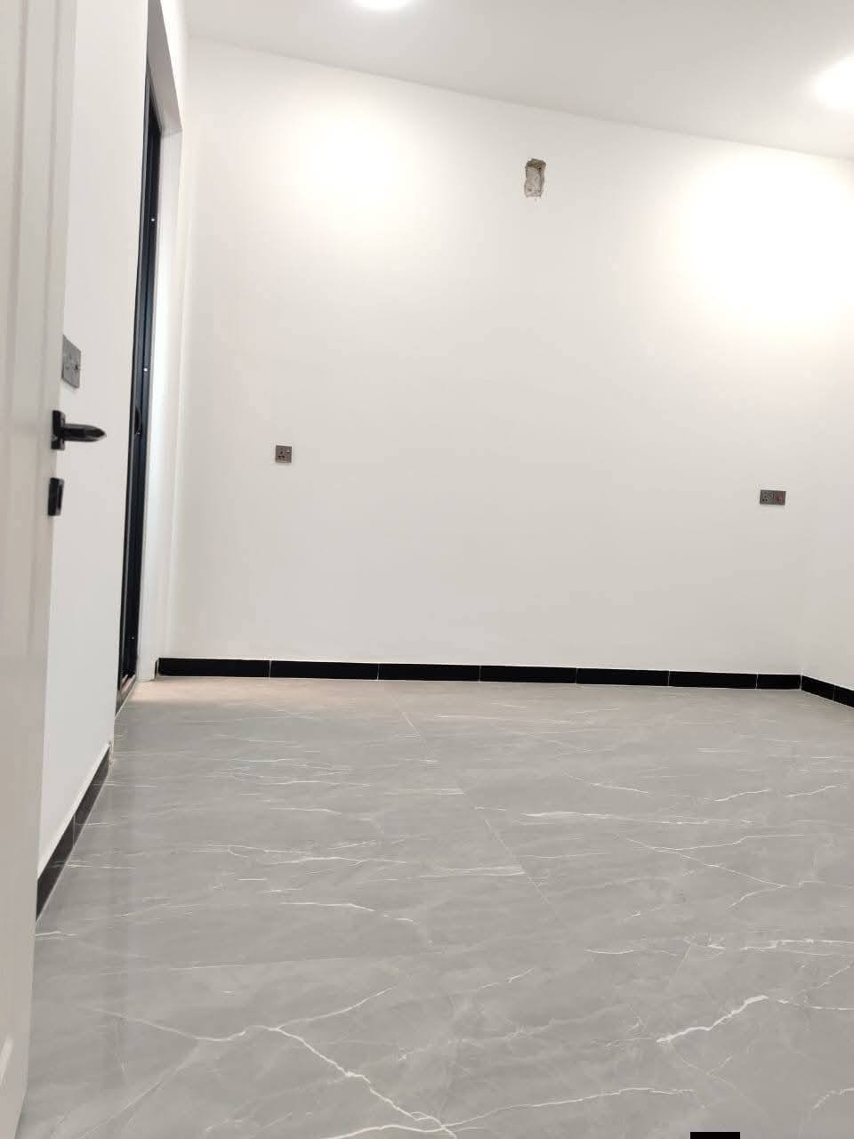 دار زراعي للبيع حديث سند ٢٥ منطقة السبع ابكار المساحة ٤٥ متر الواجهة ٤ متر يتكون من استقبال ومطبخ وغرفتين نوم وحمام عدد ٢ ومنور وبيتونة وسطح والمنطقة خدمات كاملة الاستفسار ***********
