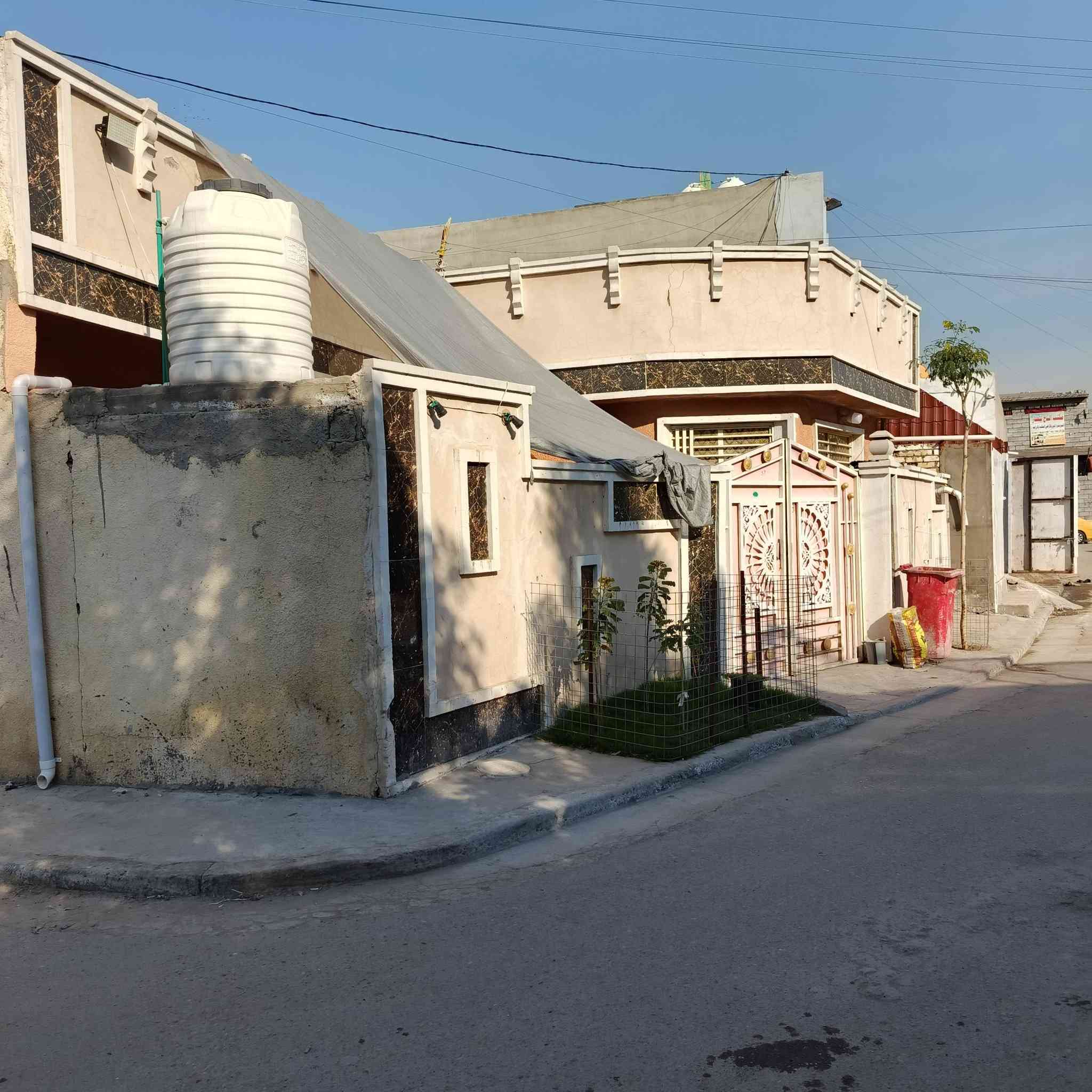 السلام عليكم
#دار_ركن_للبيع مساحة 180م واجهة 10 نزال 18 
يحتوي على مدخلين كراج استقبال معزوله.+ حولي مربع كبير + غرفتين نوم + صحيات خارجية وحمام داخلي 
مناور + مطبخ معزول + سطح + بيتونه.. 
عالي عن الشارع.. كل الخدمات كامله.. مع تبليط.. 
سند اصفر 
حي البساتين حي السلام
من جهة المستوصف والمدارس.. 
سعر مناسب لشراي 
اكثر استفسار اتصل 🗣📲📞
***********
