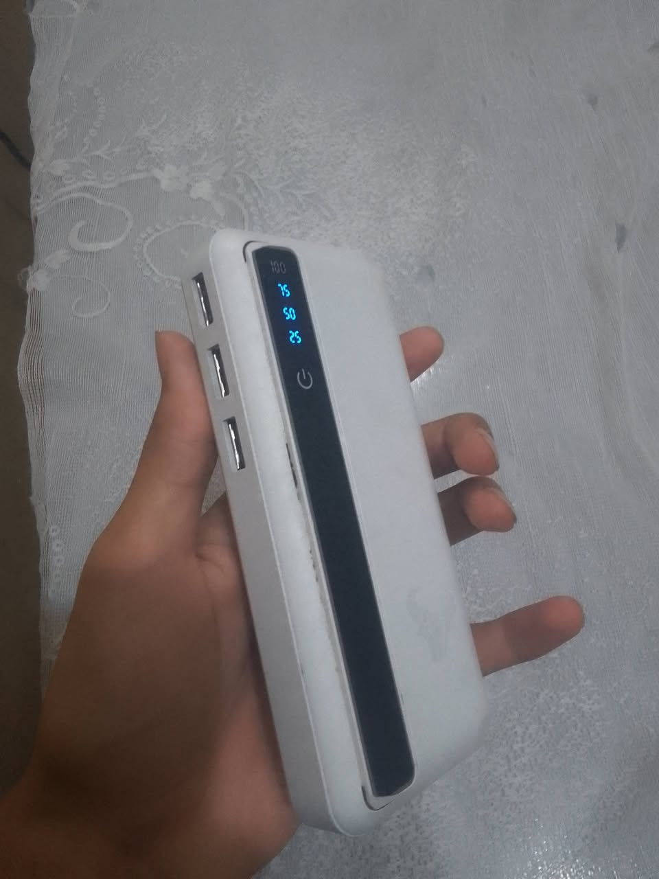 باور بانك 20000mAh، 3 كيبلات مدمجة، شغال 100%، نظيف، بدون أي مشاكل. للاستفسار ***********
