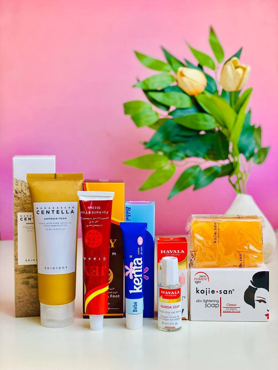 عرض عناية متكامل يجمع إشراقة البشرة، تفتيح المناطق، نعومة اليدين والقدمين، وتقوية الأظافر 💯💯
يتكون من 💯
1️⃣ غسول SKIN1004 Madagascar Centella Ampoule Foam
غسول لطيف ينظف البشرة بعمق بدون ما يسبب جفاف، يزيل الأوساخ وبقايا المكياج وينقّي المسامات، ويحتوي على السنتيلا اللي تهدئ البشرة وتقلل الحبوب والاحمرار. يخلي البشرة نظيفة، ناعمة ومهيأة لباقي العناية، ومناسب لكل أنواع البشرة حتى الحساسة 🌿

2️⃣ كريم JEY كرم جي الإيراني لليدين والقدمين
كريم غني يرطب بعمق ويعالج الجفاف والتشققات، يساعد على تنعيم اليدين والقدمين من أول استخدام، ومع الاستمرار يعطي مظهر صحي وملمس مخملي. مثالي للي تعاني من خشونة القدمين أو جفاف اليدين، ويخليهم ناعمين ومرتبين ✨

3️⃣ كريم كينتا Kenta
كريم فعّال يساعد على تفتيح المناطق الداكنة تدريجياً، يوحد لون البشرة ويرطبها بنفس الوقت، مناسب للاستخدام اليومي ويعطي نعومة وإشراقة واضحة مع الاستمرار 🤍

4️⃣ Mavala Stop للأظافر
منتج مخصص للعناية بالأظافر، يقلل من عادة قضم الأظافر ويساعد على تقويتها وحمايتها، يخلي الأظافر مرتبة وأقوى ويعطيها مظهر صحي وأنيق 💅

5️⃣ صابونة Kojie San
صابونة معروفة بتفتيح البشرة وتوحيد لونها، تساعد على تقليل التصبغات والبقع الداكنة، وتنطي إشراقة ونقاء مع الاستخدام المنتظم، وتناسب الجسم والمناطق اللي تحتاج تفتيح ✨

سعر العرض ٣٠ الف 
🚘يوجد خدمة توصيل لجميع محافظات العراق ٤ الاف🚘


**إذا كنت صاحب هذا الإعلان وتريد حذفه لأي سبب، رجاءا أرسل رسالة إلى الدعم الفني**