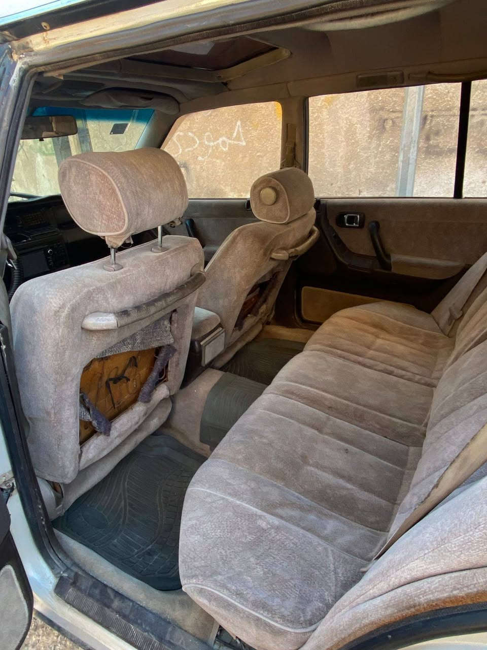 السلام عليكم  سياره ارنب موديل 1991 اللون ابيض سبعة راكب سياره جديده وتبريد شغال كهربا ئيات السياره جديده بدون نقص تخم تاير مكينه 2500 جديده بدون صرف ولا بخار رقم بغداد بسمنه تحويل ثاني يوم والسنويه لغاية 2031 والسعر 80  بي مجال بسيط للشراي العنوان بغداد الشعب هاتف *********** بي واتساب
