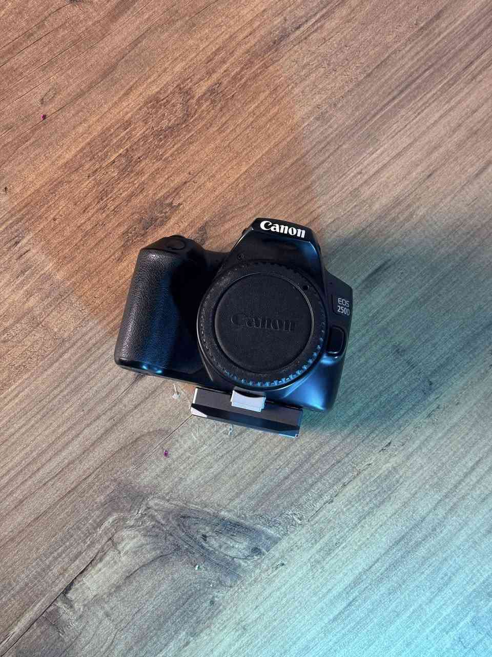 اقرء المنشور عدل 🤍
كاميرا canon 250d / ٦٤٥

الملحقات : 

- رامات 2 

- بطارية + شاحنة 2 

- عدسة الكاميرا الاصلية 

- حقيبة 

- حافظ رامات من التلف 

________________ 

عدسة 50mm / ١٢٥

رونين rs4 mini /  ٣٥٠

ستاند كاميرا / ١١٠ 

تحويلة نقل من الكاميرا ( للهاتف او الحاسبة ) 

للتواصل واتس اب 

***********📞
