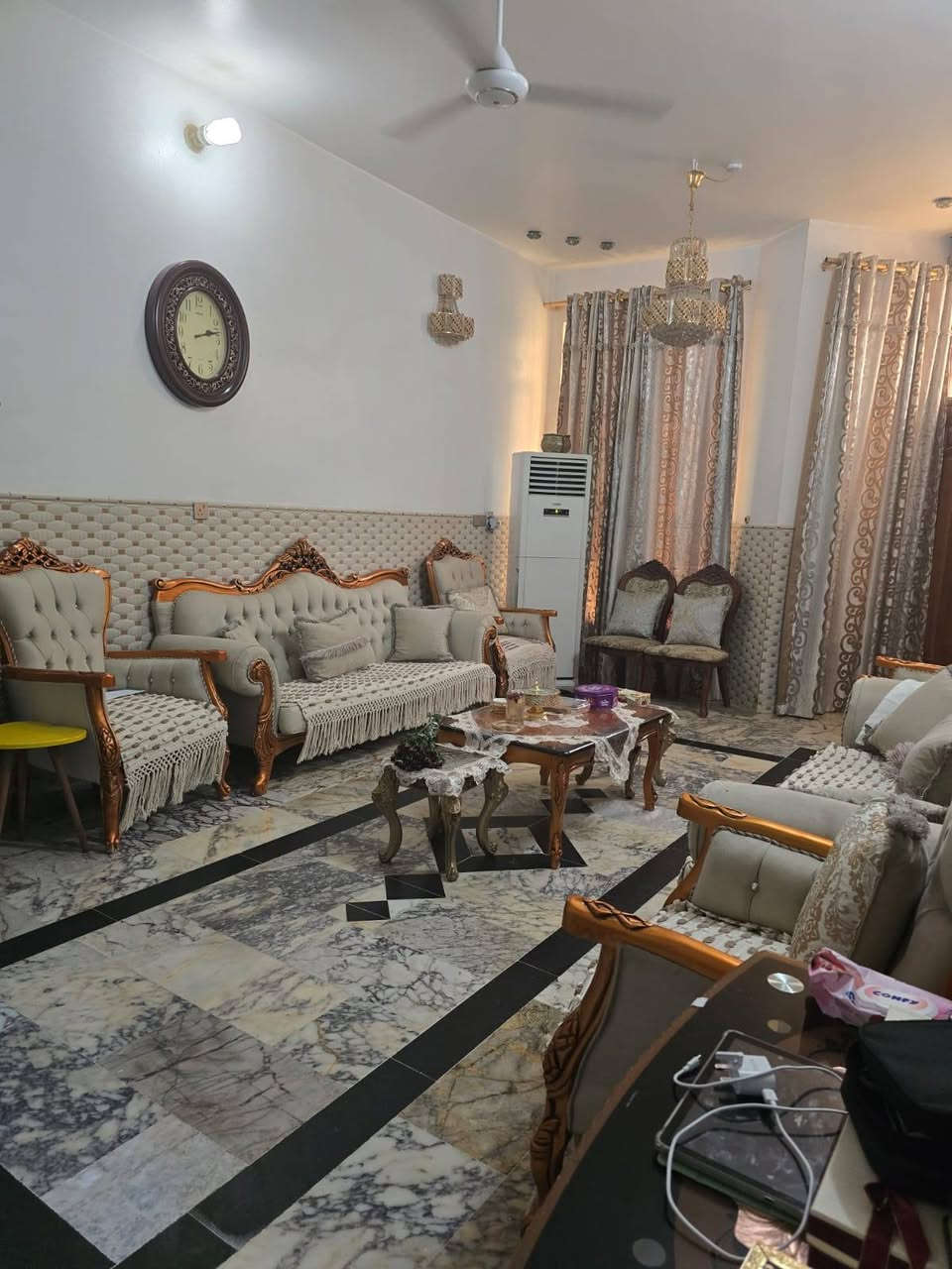 الدار للبيع . الحيدرية الشارع الاول قرب الآليات المساحة ٢١٤ متر  الواجهة ١٢ متر بناء حديث ونظيف جداً طابقين مرمر درجة اولى عرض الشارع ٦ متر مقرنص طابو صرف . للاستفسار الاتصال على الرقم ***********
