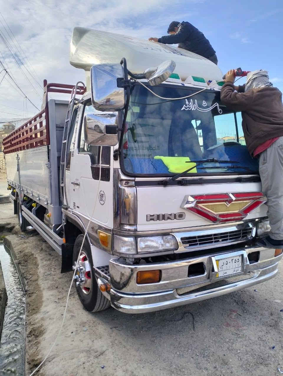 السلام عليكم هينو انكر ثمانين فول عادي سياره أصله سوبر مكينه ثمانين فول عادي طول سته  وربع بلاد تخم تاير ياباني موديل 97 شرط تحويل رقم ذي قار سياره جاهزه للعمل بيع فقط مو شراي لا يتصل العنوان الشطره الدلال علي العكيلي 
الرقم الهاتف ***********
