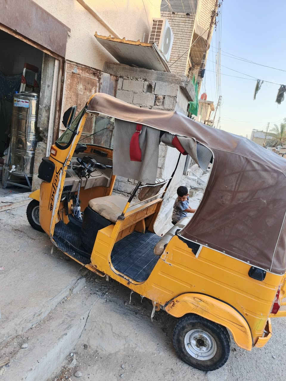تكتك للبيع مكينه خرسة مديل عشرين شهر الواحد بس منزلينها 3 اشهر  كبل للشغل التكتك نضيفه كلش بس يردلها تعمير الدوس السعر خاص الرقم *********** مامتواجد خاص
