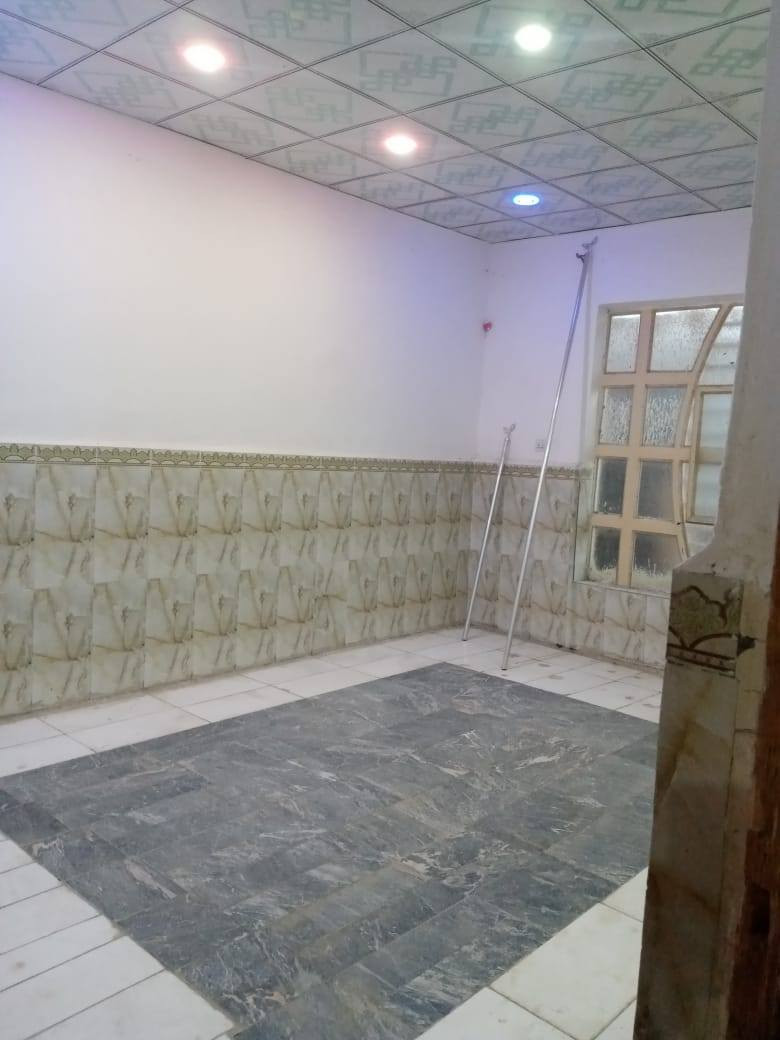 بيت للبيع 
مساحة 100متر بناء طابوق البراكيه شارع المطار القديم الشارع المقابل جامع ام النين سعر35 وبي مجال قليل ***********
