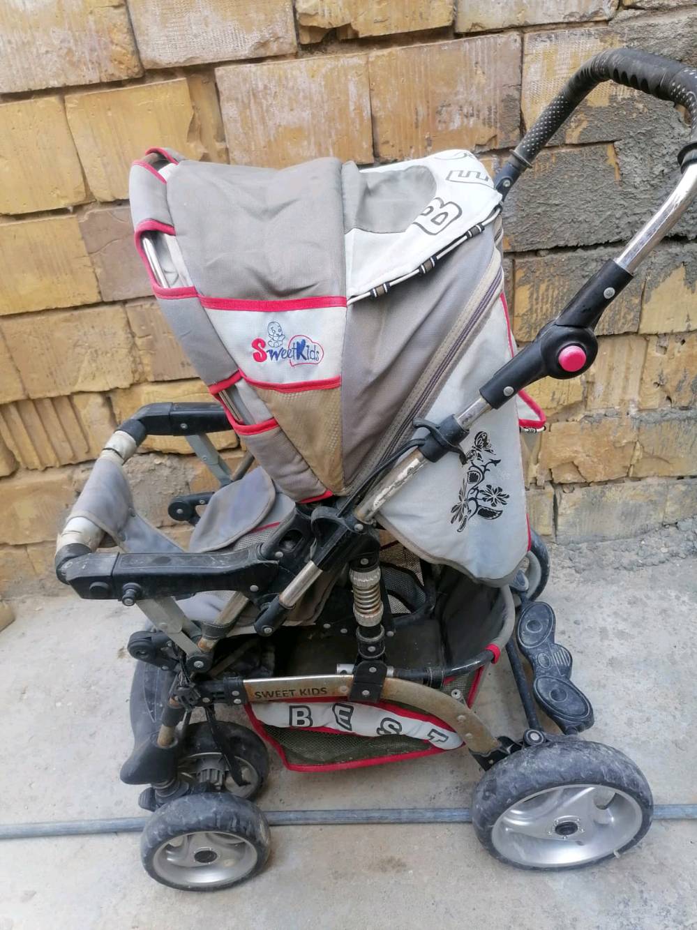 عربانه اطفال 
جديده ومناسبه وسعر مناسب
العنوان الديوانية حي العسكري قرب هايبر الوارث 
تواصل *********** واتساب 
السعر 80 وبيها مجال
العربانة شنو موديلها/نوعها بالضبط وكم عمر الطفل المناسب إلها؟: 
من ل1 سنه الى 5 سنوات
هل بيها أي عطل أو ملاحظة غير ظاهرة بالصور، خصوصاً بالعجلات، الفرامل، أو الطي والفتح؟: 
لا
شنو الملحقات اللي وياها؟ مثل الشنطة/السلة، الغطاء، أو أي قطعة إضافية؟: 
كما هية مابيها قطع زياده
إذا أريد أفحصها قبل الشراء، أكدر أجي أشوفها بالديوانية بأي وقت مناسب إلكم؟: 
باي وقت
