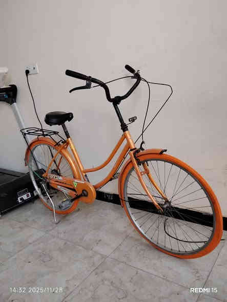 سلام عليكم شباب بايسكل بناتي 
كامل مكمل 
يحتاج له بس تعديل ويل خلفي 
وياله مختمه تايرات جوابه 
بايسكل نضيف مثل ما موضح 
لون 🧡 
مكان بغداد بياع 
سعر بايسكل.             60وبي مجال.       رقمي. ***********
