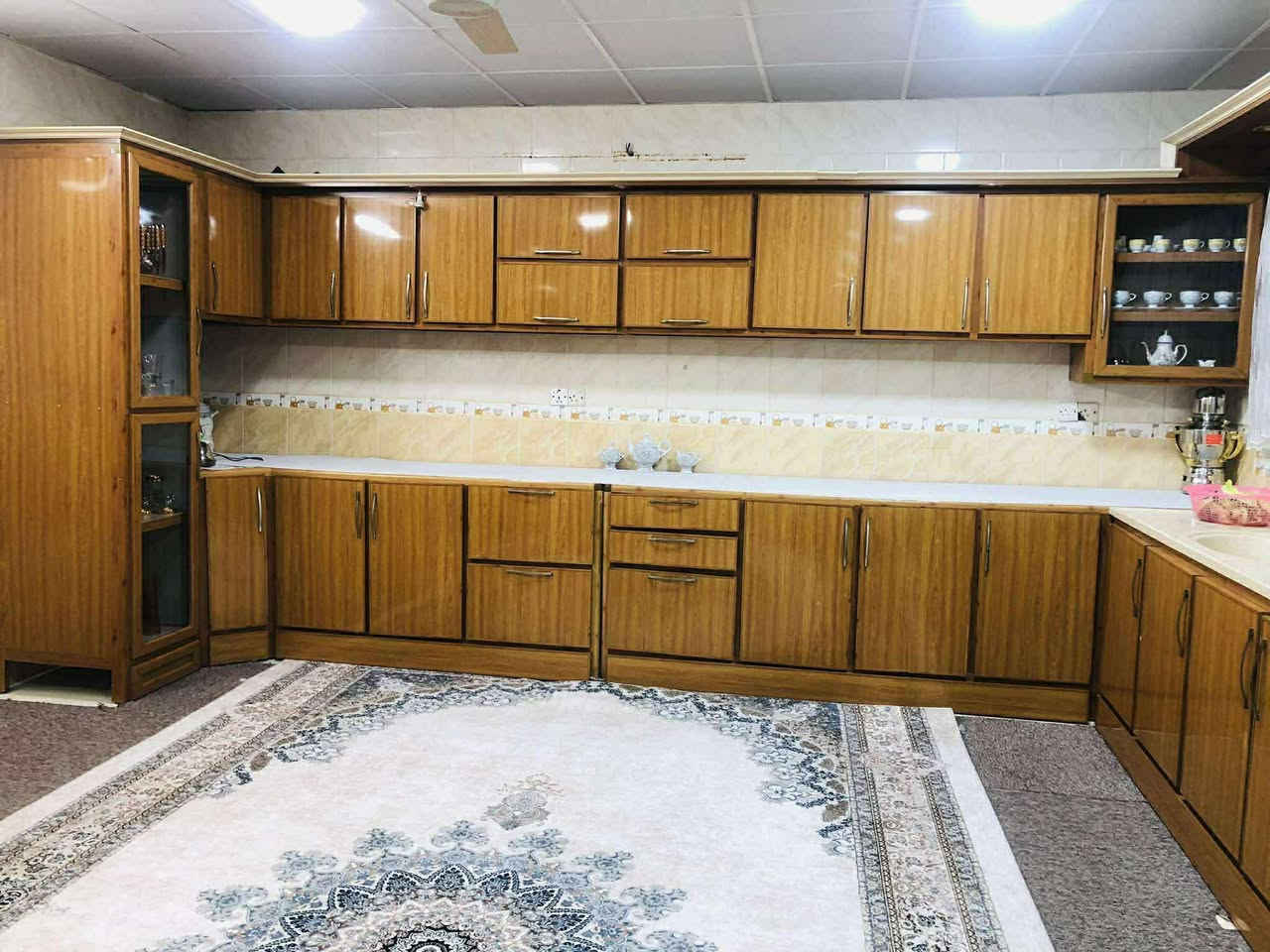 كاونتر صاج المليوم8متر طباغ صاحبه وياء كامل فول نضافه مكان كلار 
***********
