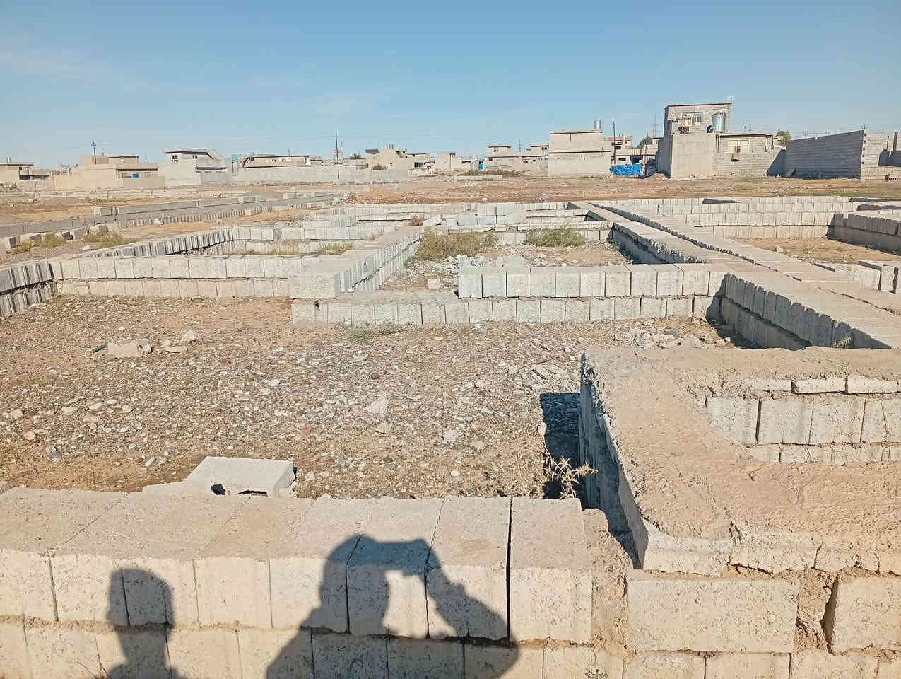 قطعة ارض مبني اساس بيها مساحة 150 متر بالمعسكر قريبه على بيت محمد رميض الصباحي سعر 3 ملايين ونص شراي خابرني واشوفك مكان القطعة ***********
