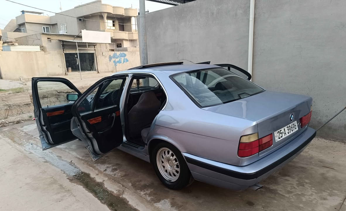 سياره بي أم دبليو 
حجم . 520 
موديل 1992
كير و مكينه 525 كبس ديجيتال 
سنويه جديد رقم جديد و بيه بطاقه بانزين 
تبريد شغال فول بدون نقص 
سقف سلايت 
داخل فول كشنات جلد 
صبغ عام 
شبر تعديل بل بدنه يعني بكد شبر 
سعر 60 $ بيه مجال الطيبين 
استفسار رقم الهاتف *********** 🫡 Singapore
