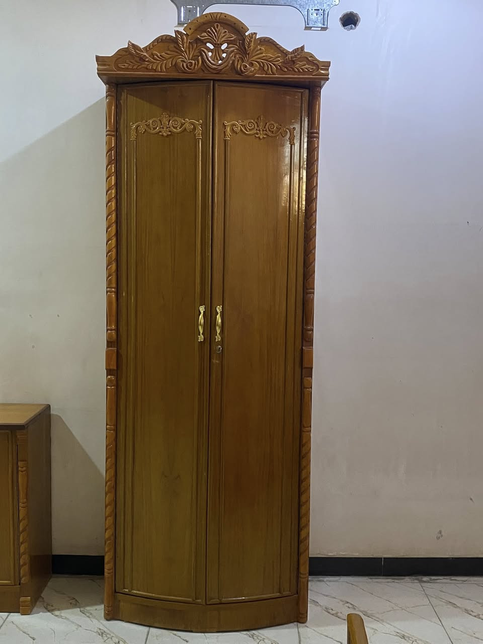 غرفة نوم للبيع خمس قطع
***********
