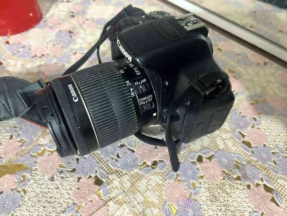 للبيع كامرة كانون D700 عدسة 18/55 بطارية 🔋 1 شاحنة 1 جديدة استخدام قليل  شاشة قلاب رام 16  السعر 350 وبيها مجال للطيبين مكاني حله البكرلي للاستفسار الاتصال على الرقم ***********
