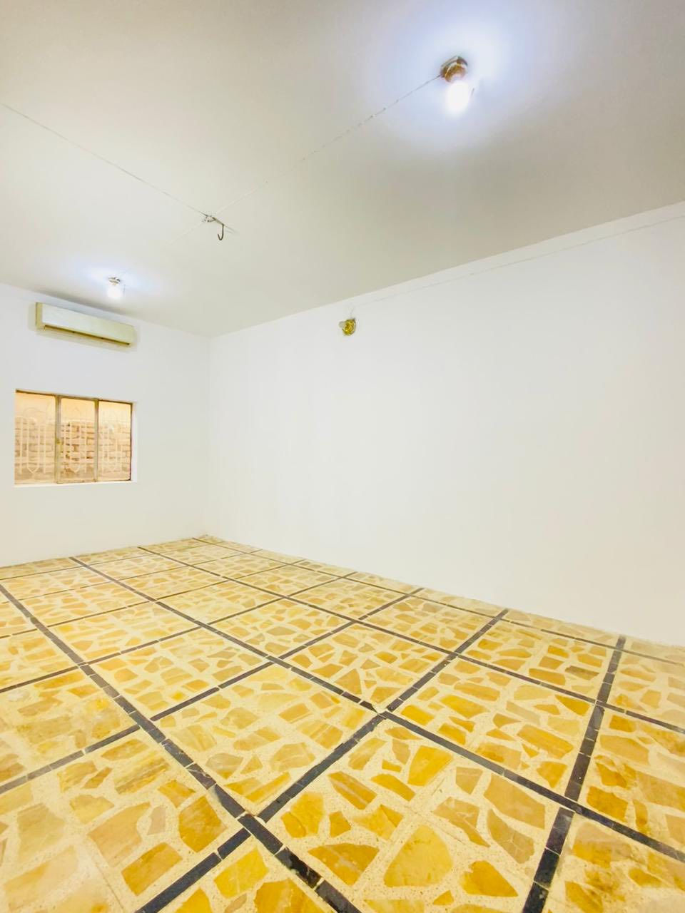 دار  تجاري للبيع 247 متر  شارع 20   الموقع حي الخظراء   من جهة الفراز.
بناء طابوق  بناء 2012

صالة استقبال مطبخ 

عدد الغرف 5

السعر  وباقي التفاصيل اكثر  خاص او *********** 

 للأستفسار اكثر ⬇️

*********** 

مكتب العباسي للعقار ركن شارع 2000 حي الشهداء 

 اي عقار عندك حاب تبيعة  في جميع مناطق سامراء  راسلنا واتساب او عبر الخاص
