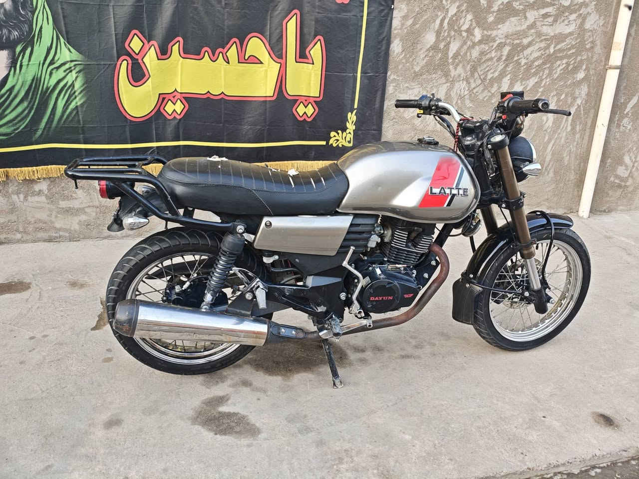 السلام عليكم شباب دراجه دايوان لاتي
دراجه كفاله عامه ولمكينه برغي مامفتوح ماشيه 15الف دراجه مفوله 
ومستعجل علا بيعتها تجو وشوفها يم فيار وخاف مفتوحه دراجه مدفوعه كمرك ولوصل مال كمرك طالع عندي 
مكان مدينه الصدر الدسيم السعر مليون و300/
الستفسار واتساب او علا رقم او/***********
