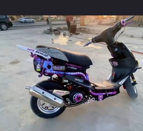 دراجة سكوتر مميزة ومعدلة بلون أسود وبنفسيجي مع تفاصيل إضافية وملصقات. مناسبة للتنقل اليومي وتمنحك تجربة ممتعة ومريحة. بحالة جيدة وجاهزة للاستخدام الفوري.