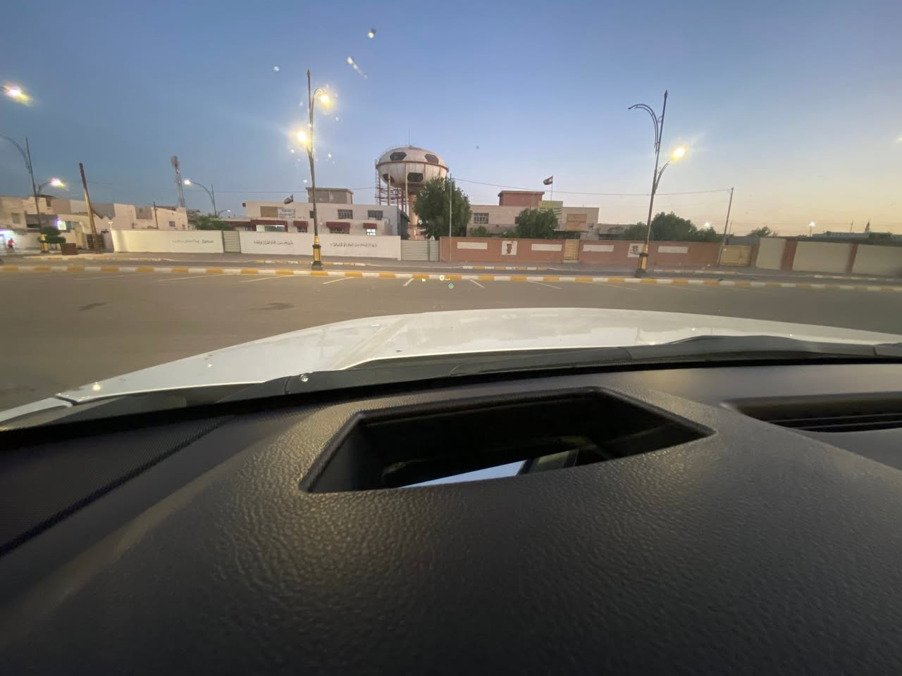 الفخامة و الهيبة الامريكية 🔥🔥
Chevrolet Tahoe 2020.
 تاهو ٢٠٢٠
مواصفات Premier اعلى فئه بالتاهو 
لون الداخل جملي 
داتا شو الشاشه الاكبر حجم ثلاثه ازرار تحكم 
بالداتا شو 
تحكم بمستوى السكليتر والبريك من الدشبول 
مقاعد تدفئة و تبريد
خزن ميمور
فتحة سقف 
شاحن لاسلكي
شاشة كبيرة
داتاشو
ثلاجة تبريد ومجمد
كاميرة بالمراة الامامية
مكينة ٨سلندر حجم ٥.٣لتر 
ماشية١٢٣ الف كم و بحالة جداً ممتازة 
السيارة مكفولة بدون دعم و صبغ و اخر سيرفس في وكالة المنصور يعني السيارة كاملة مكملة 
السياره تخم تاير تخم ويل كروم بدون اي ملاحضه بجسم السياره بالداخل والخارج السياره اني مالكها الثاني وعلى ايد وحده جديده جداً وبالخير على الي اصير من نصيبه سياره جديده وحيل حلوه نصبتها 
رقم بغداد باسمي  الدولي و اكيد شرط التحويل
سعر السيارة فقط 39,000$ بيها مجال للطيبين

السيارة موجودة بالانبار - الرمادي اي استفسار اتصل علي الرقم 
((***********))

