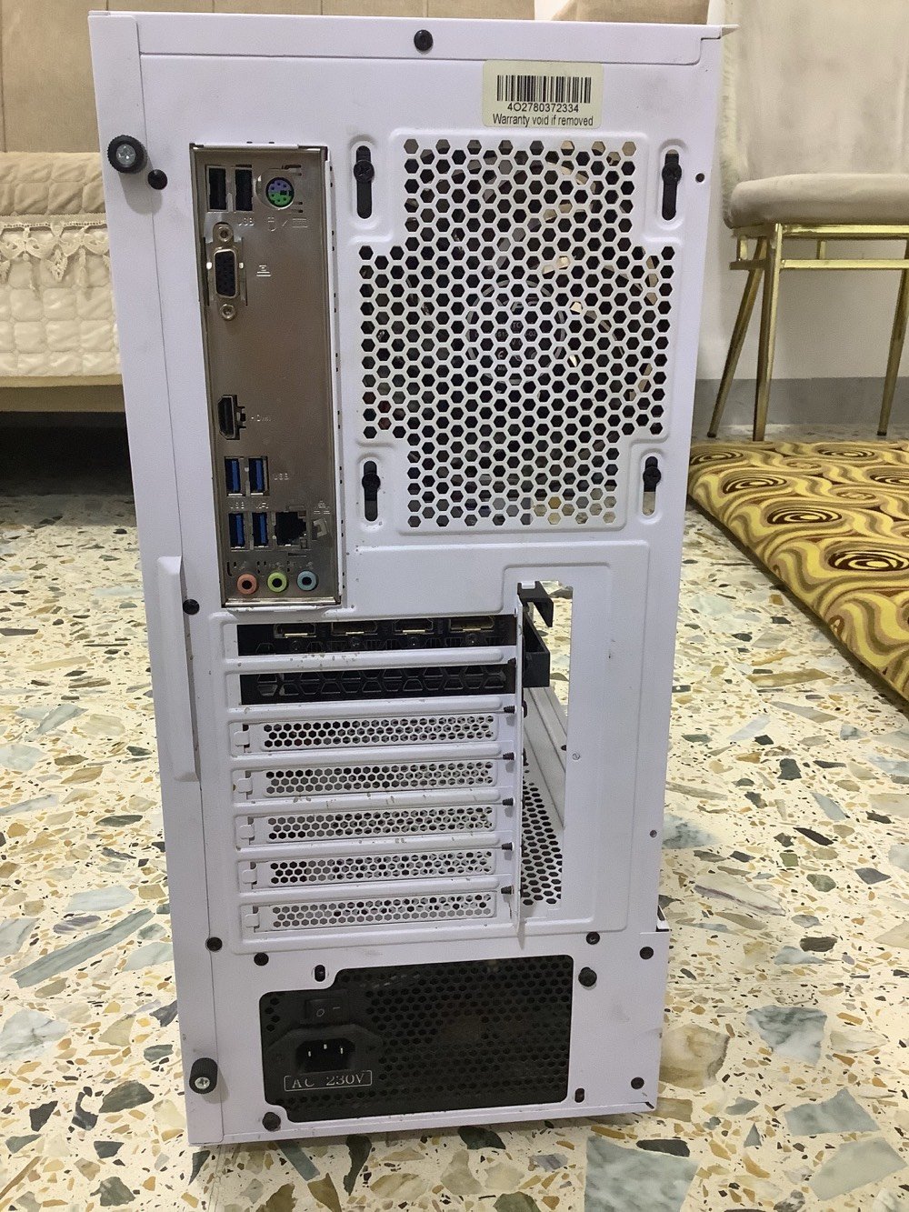 للبيع تجميعة ألعاب (Full Gaming Setup) بحالة ممتازة ونظيفة جداً:
 المعالج (CPU): Intel Core i5-9400F
 كرت الشاشة (GPU): NVIDIA GeForce RTX 3050 (8 GB)
 الذاكرة (RAM): 16.0 GB
 نظام التشغيل: Windows 11 Pro
 الكيس (Case): Redragon بتصميم عصري (White Edition) مع فلاتر غبار نظيفة وترتيب احترافي للكابلات.
محتويات الحزمة:
 كيس الحاسبة (بمواصفات أعلاه).
 شاشة HP.
 كيبورد جيمنج.
 ماوس.
 سماعات خارجية.
ملاحظات:
 الجهاز نظيف جداً من الداخل والخارج، ووضعيته ممتازة.
 التجميعة جاهزة للعمل مباشرة (Plug & Play)
مع يو بي إس أربع ببطاريات السعر825بي مجال الرقم***********عل الواتساب