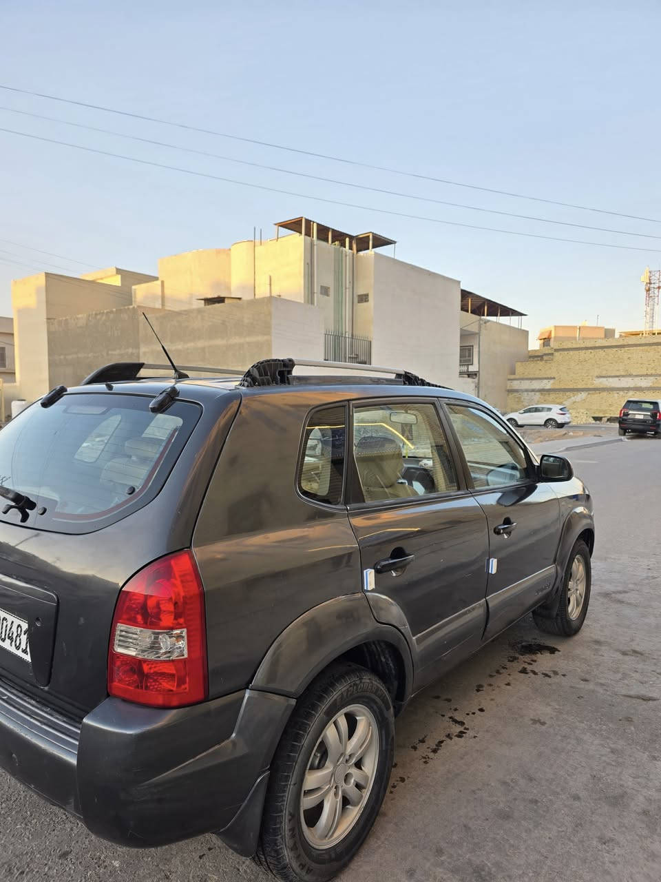 توسان خليجي مديل 2009 فول مواصفات فتحة رقم دولي مشروع وطني سنويه وهزه جديده شرط تحويل محرك 2000 دوش جديد كير كفاله حداديه عامة جديده تخم تاير جديد كهربائيات كلها شغالة سياره جديده توني شاد دوشمه جديده وشاشه ولايت زنون سياره جاهزه ما تصرف عليها شي كفاله من الضربه و التبديل و البارد فقط بيها صبغ حزام جماليه العنوان بصره السعر 90  هـ***********
