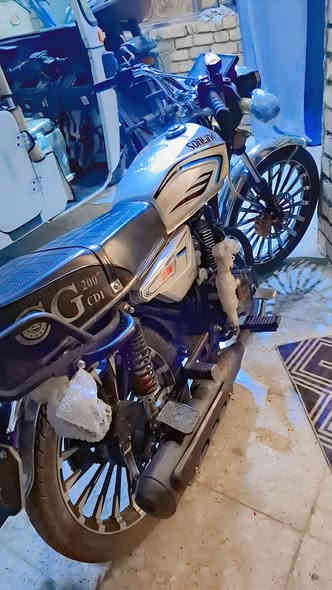 السلام عليكم عارض دراجه للبيع لمو شراي ليخابر 
الدراجه خير من الله يعني ما بيهن نواقص شلعه معدل 
مكاني بغداد فلكت حي النصر السع 900 وبيهه مجال 
مديل 2025    الدراجه اوراق وليسه رقم
الرقم ***********
