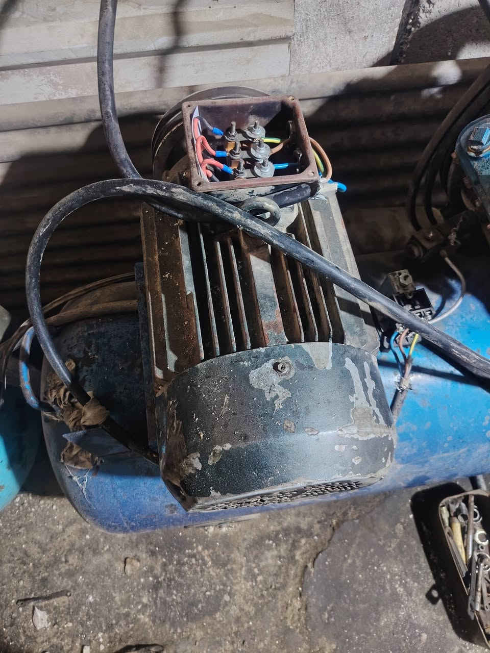 سلام عليكم موطور ثري فيز   وتاروسه البيع مكان بغداد ابو غريب
***********
***********
