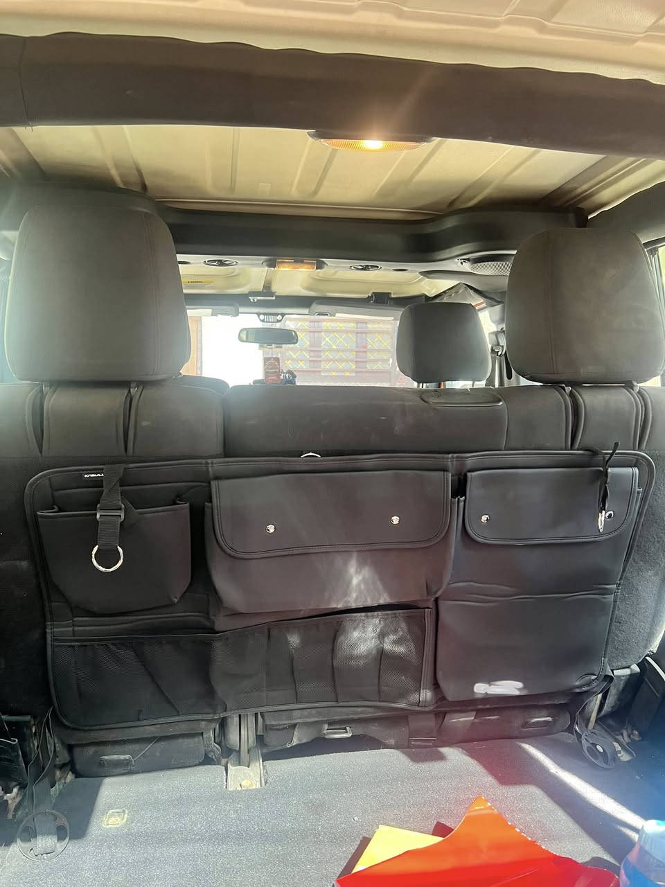 السلام عليكم 
جنطة خلفية تركب على الكشن الخلفي توفرلك الكثير من حمل الاغراض والمقتنيات والعدد 
صناعة جلد قوي جدًا 
***********
