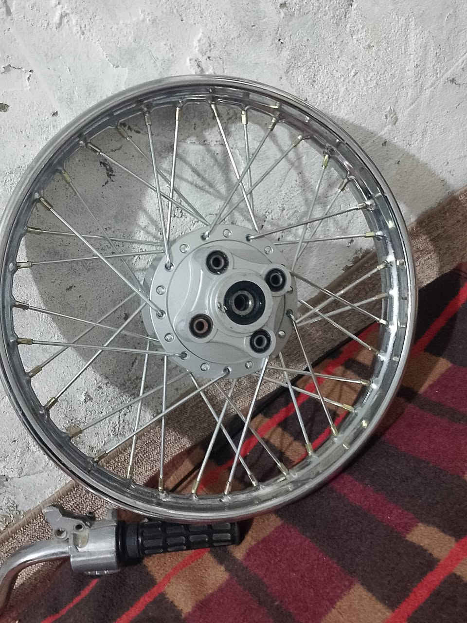 السلام عليكم حبايبي 
ويل اصلي ثقيل شرط اذا مو الثقيل لاتاخذة ويل امامي خلفي 
كابريتر 7 الوان 
واير بريك واير سكليتر 
زائد شاصي كامل ماشات خلفي امامي 
واتساب ***********
