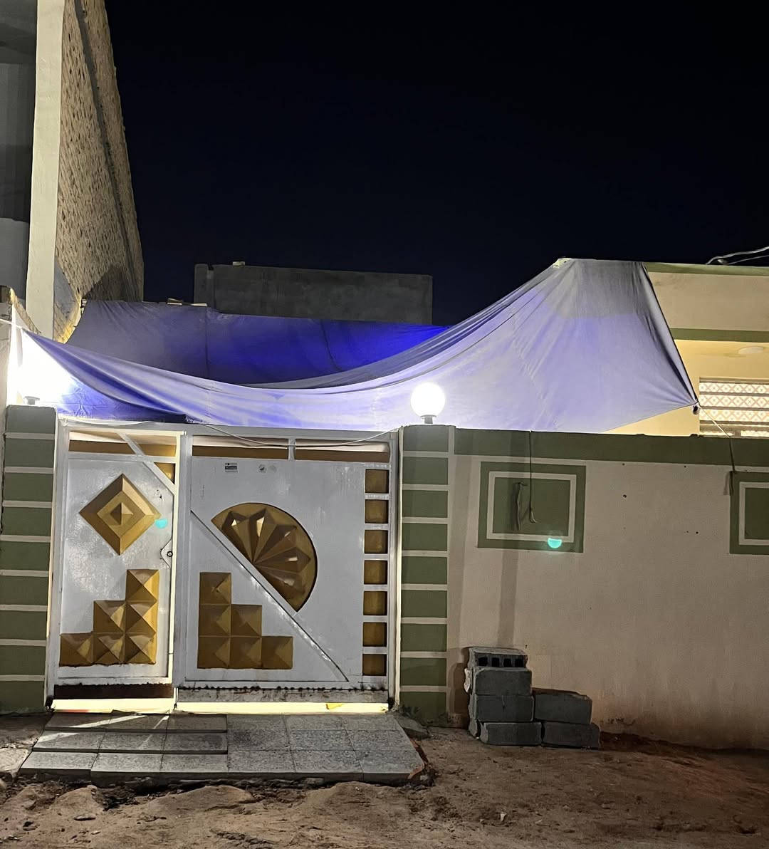 سلام عليكم بيت للبيع في النجف الاشرف عمود 134مساحه بيت 200متر غرفتين+صاله+ستقبال+مطبخ+حمامات دخليه وخارجيه بناء بلوك سقف صب واكثر تفاصيل في الفيديو سعر بيت 40معه مجل بيت جاهز سيراميك ارضيه بورسلين بي طرمه لتواصل اكثر ***********

