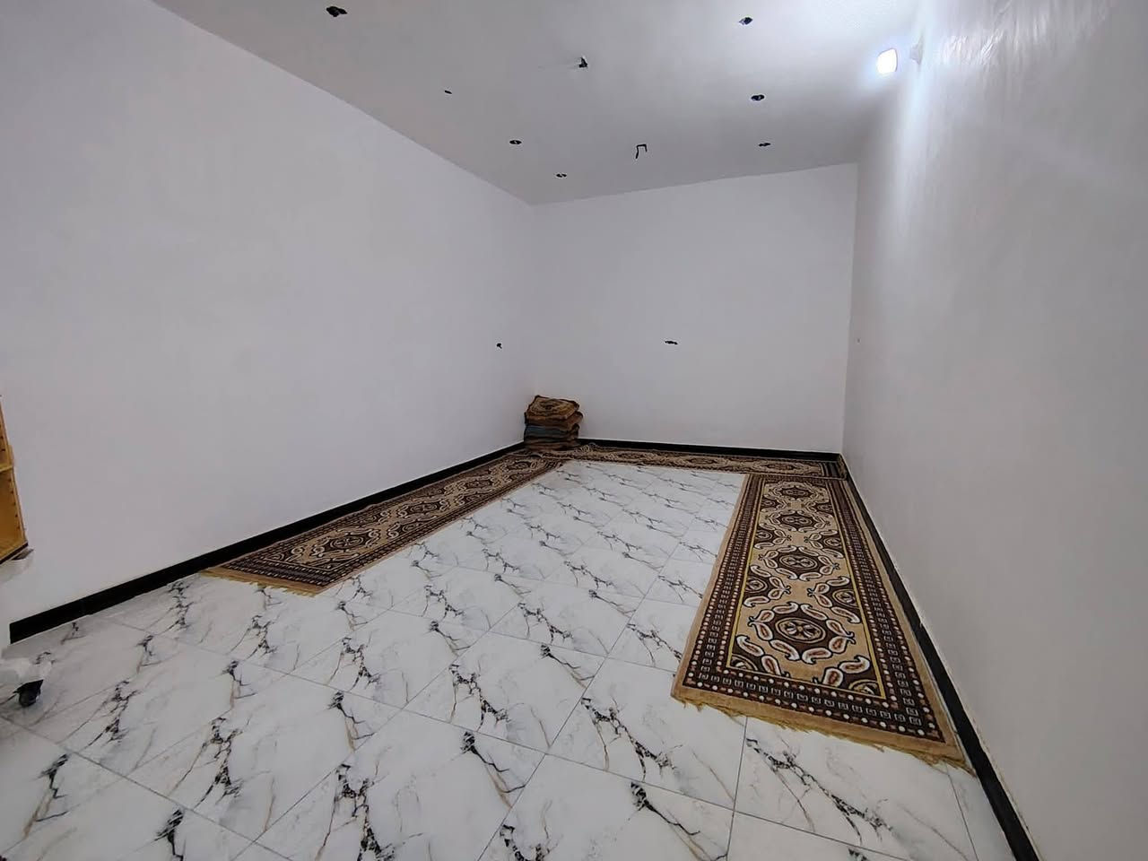 بيت للبيع كوت حي الحكيم شارع بيت عطوف مساحه 275متر على نفس الشارع بناء حديث بلوك اساس طابوك سكف صب خدمات ماء كهرباء مدارس مرقم من قبل بلدية واسط 
يتكون من ...غرفتين نوم..هول..مطبخ..استقبال..مجمع صحيات داخليه وخارجيه..كراج ..حديقه..محل..
السعر خاص.       ***********
