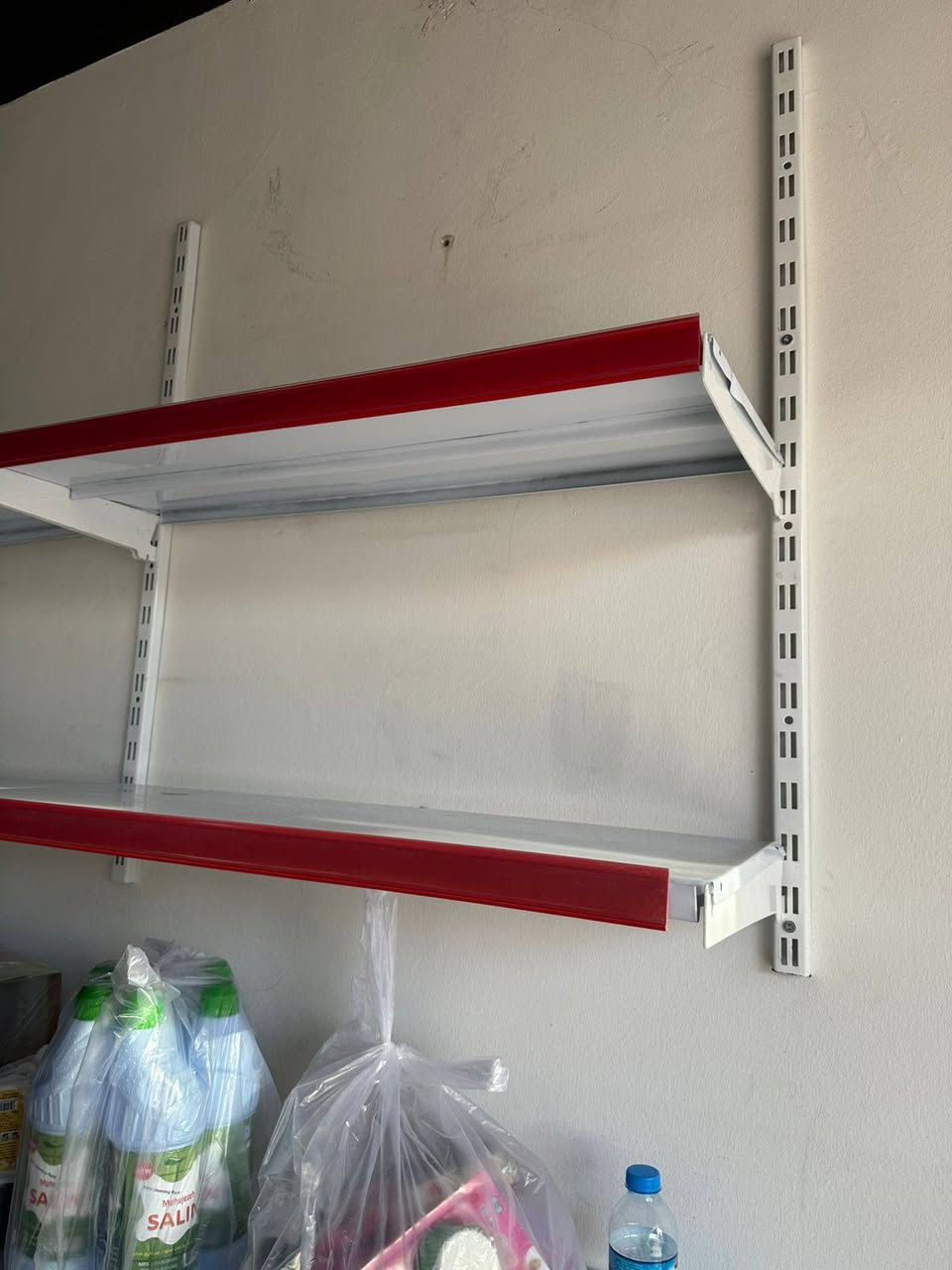 السلام عليكم الرفوف والميوزة للبيع بسعر مناسب للاستفسار الاتصال على الرقم ***********
