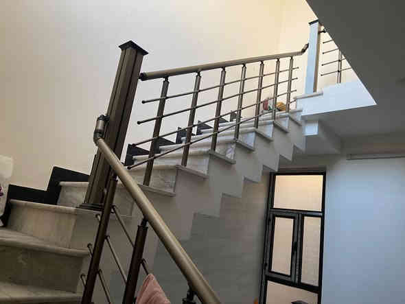 السلام عليكم دار للبيع في منطقه البنوك حي التربية فرع مثلجات الصفصاف مساحته (٦٨ م) واجته ٤  نزال ١٧  بناء ٢٠٢٤ يحتوي ع استقبال ومطبخ بارد وطبخ حار وغرفه نوم وخدمات نظام غربي  وحمام وطابق ثاني غرفه وخدمات غربي وحمام  وسطحين ونظام الشبابيك الألمنيوم  سعره ٣٤٠ وبيه مجال للاستفسار اتصال رقم ***********.
