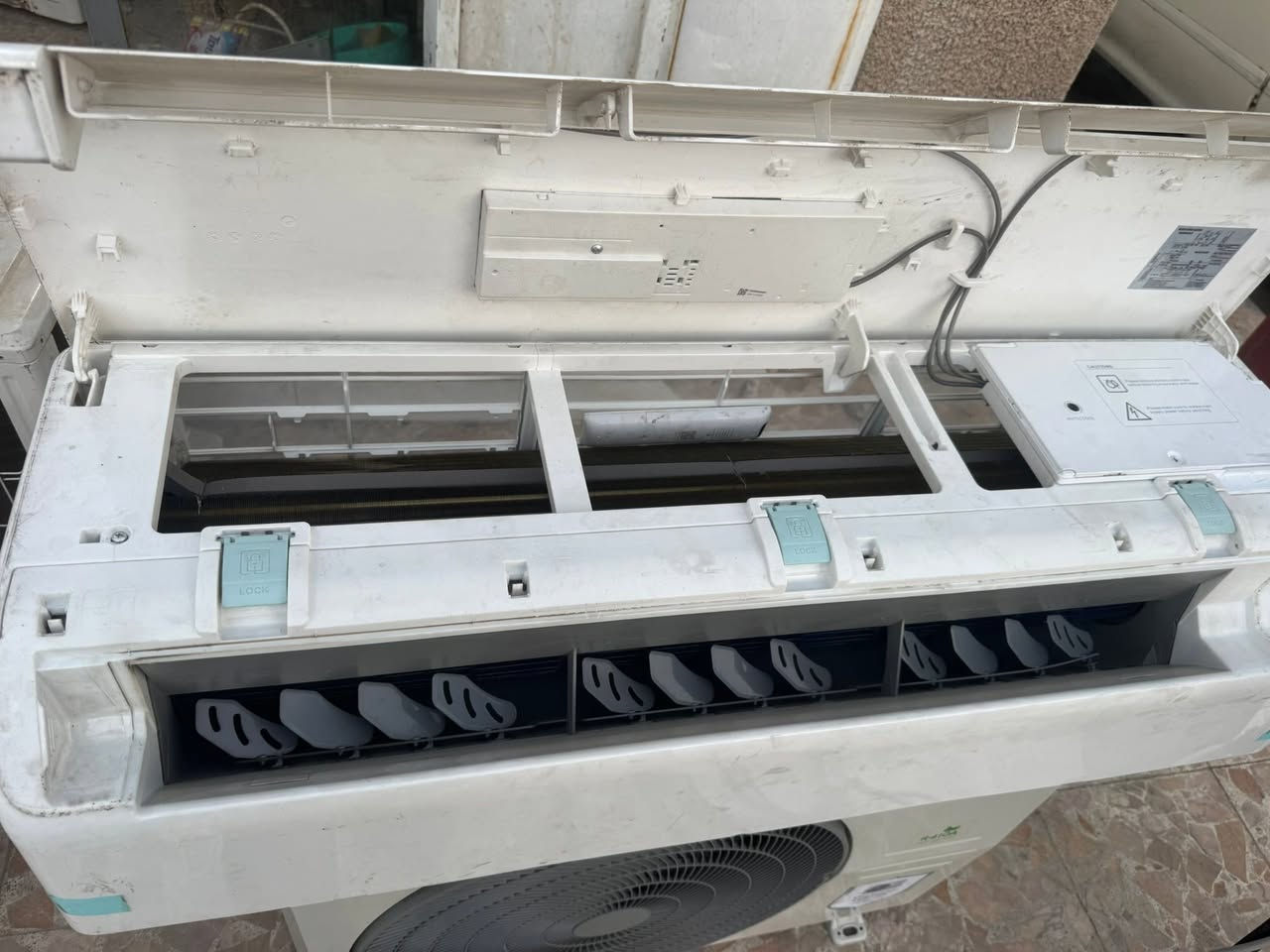 للبيع: سبلت ميديا (Midea) 2 طن Mpro – بحالة ممتازة (أخو الجديد)
المواصفات:
 الماركة والموديل: ميديا برو (Mpro) إصدار 2025.
 السعة: 2 طن.
 نوع الغاز: R410 (تبريد ممتاز وصديق للبيئة).
 الحالة: نظيف جداً وبحالة ممتازة (أخو الجديد)، بدون أي نقص. جاهز للتركيب فوراً (جيب وشد) مع كافة ملحقاته الأصلية.
التفاصيل التجارية:
 السعر النهائي: 450,000 دينار عراقي (قفل من الأخير).
 ملاحظة هامة: السعر المعروض لا يشمل خدمات التوصيل والشد.
الموقع والتواصل:
 العنوان: بغداد – حي أور / قرب جامع الفردوس.
 للاستفسار والمعاينة: يمكنكم التواصل مع ورشة التقني على الرقم: *********** (اتصال أو واتساب).

