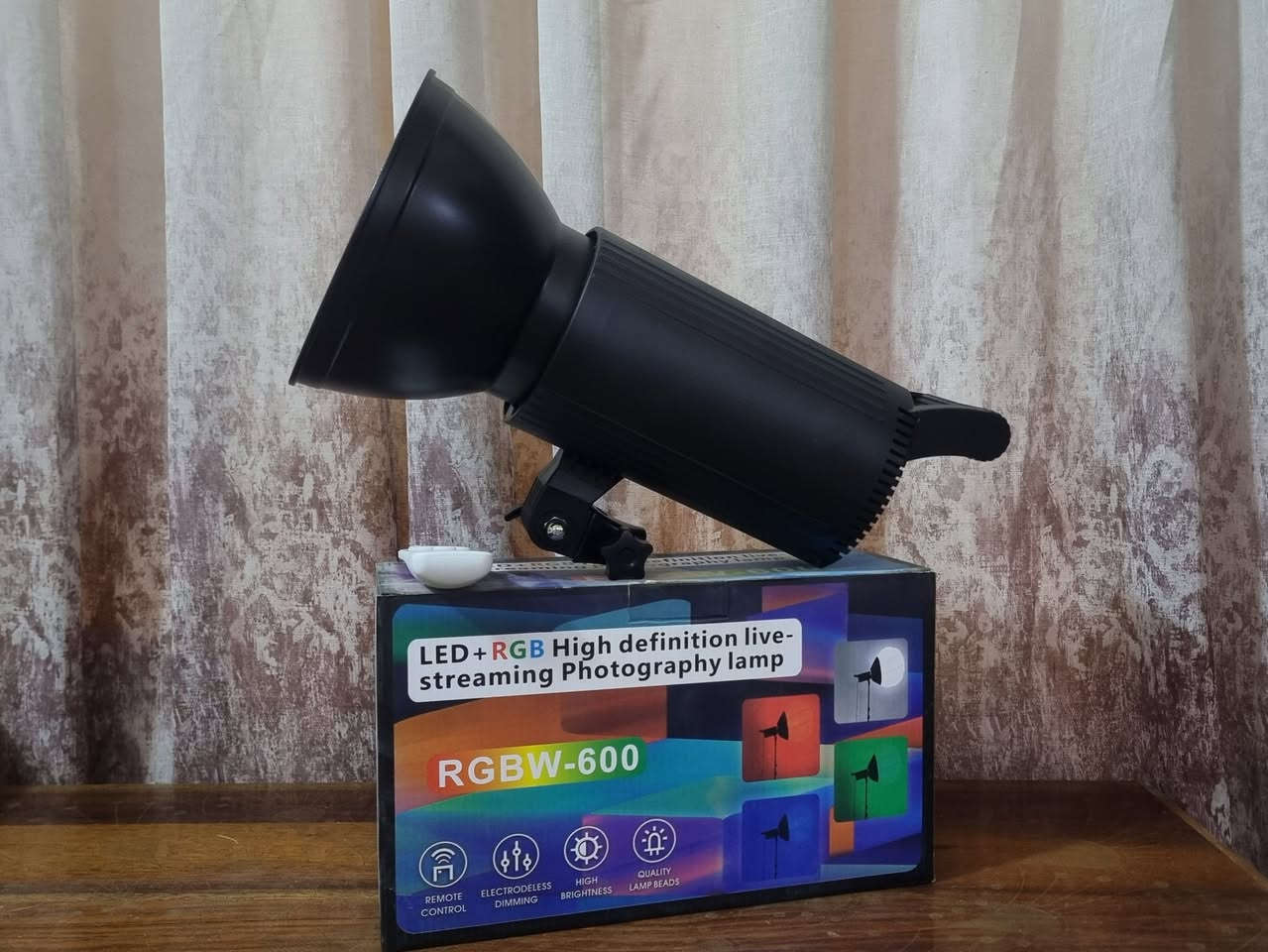 السعر الواحد 75  الف 
اضاءة فديو  مستمرة 100 RGB  واط من شركة YSKE
باي كلر شمسي ابيض ثلجي  تحكم كلفن تحكم بقوة الاضاءة 
شاشة كبيرة فانات تبريد عدد ٢ صامت  تحكم تطبيق موبايل جديد متوفر توصيل


**إذا كنت صاحب هذا الإعلان وتريد حذفه لأي سبب، رجاءا أرسل رسالة إلى الدعم الفني**