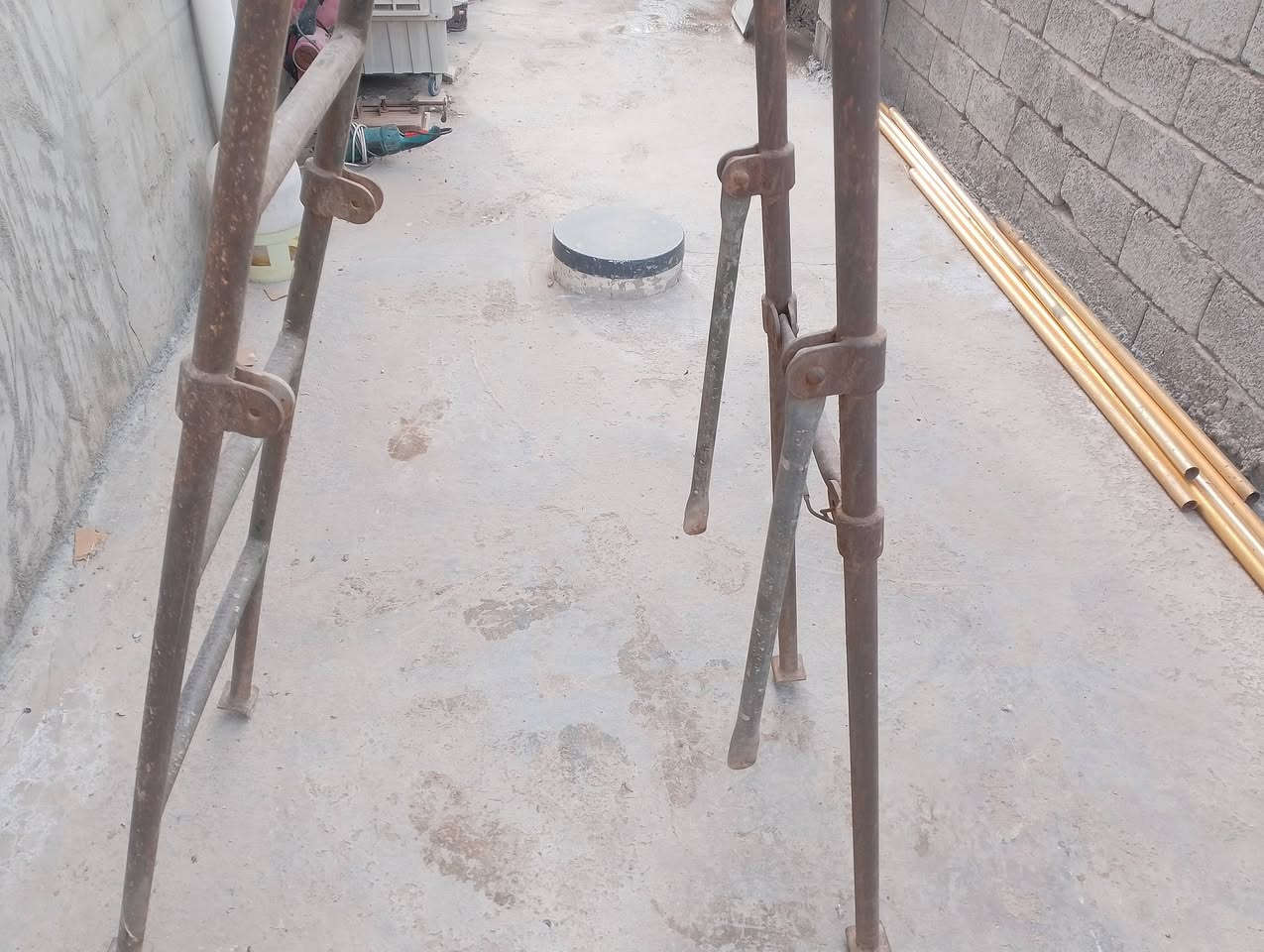 سلام عليكم سنك فافون نضيف قياس50في100 سعر 15 سنك مرمر اخو الجديد قياس 56في 100 سعر 50 ميز حديد ثقيل عرض 75طول 3متر ارتفاع متره ونص سعر 150 درج ارتفاع240 في 40 حديد ثقيل درج قديم عنواني بغداد شهداء البياع يتوفر ايضا توصيل  ***********
